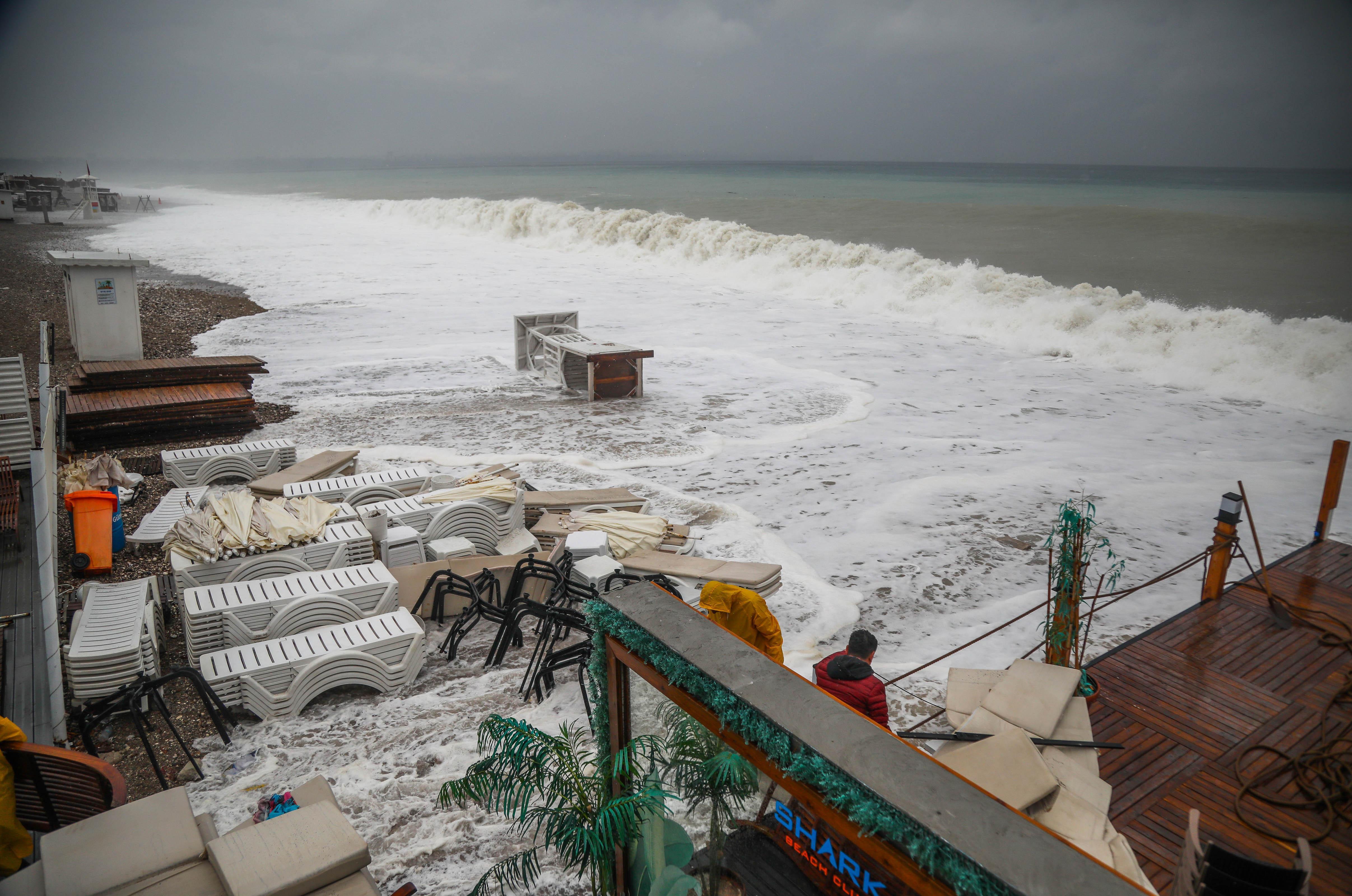 Antalyada kuvvetli yağış olmadı; dalgaları seyrettiler