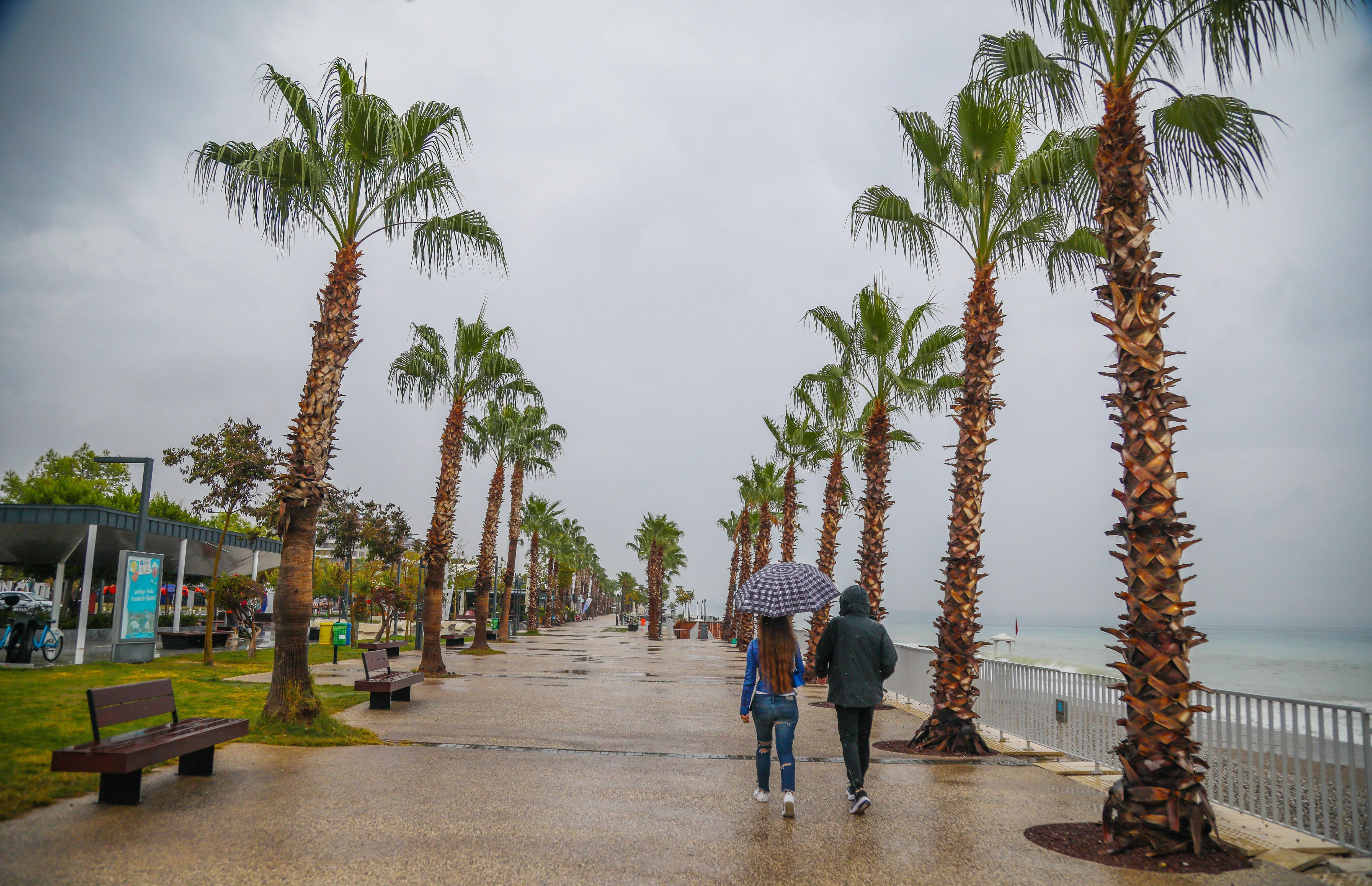 Antalyada kuvvetli yağış olmadı; dalgaları seyrettiler