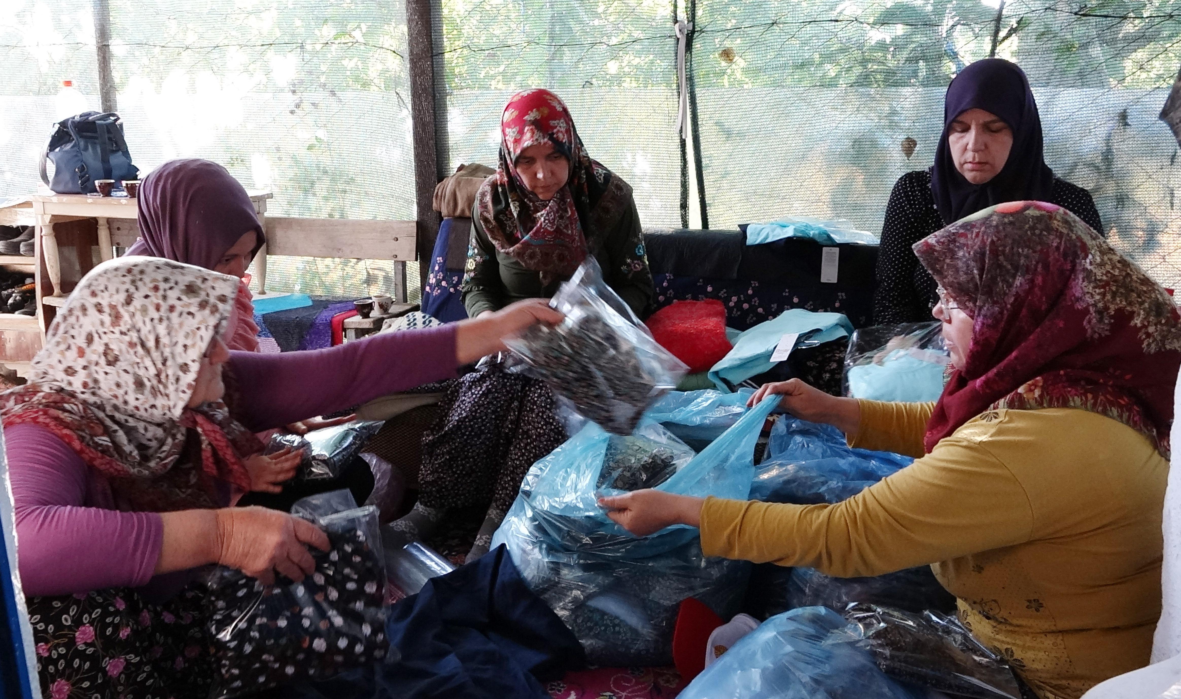 Köylünün verdiği kumaşla diktiği 200 şalvarı, Manavgata yolladı