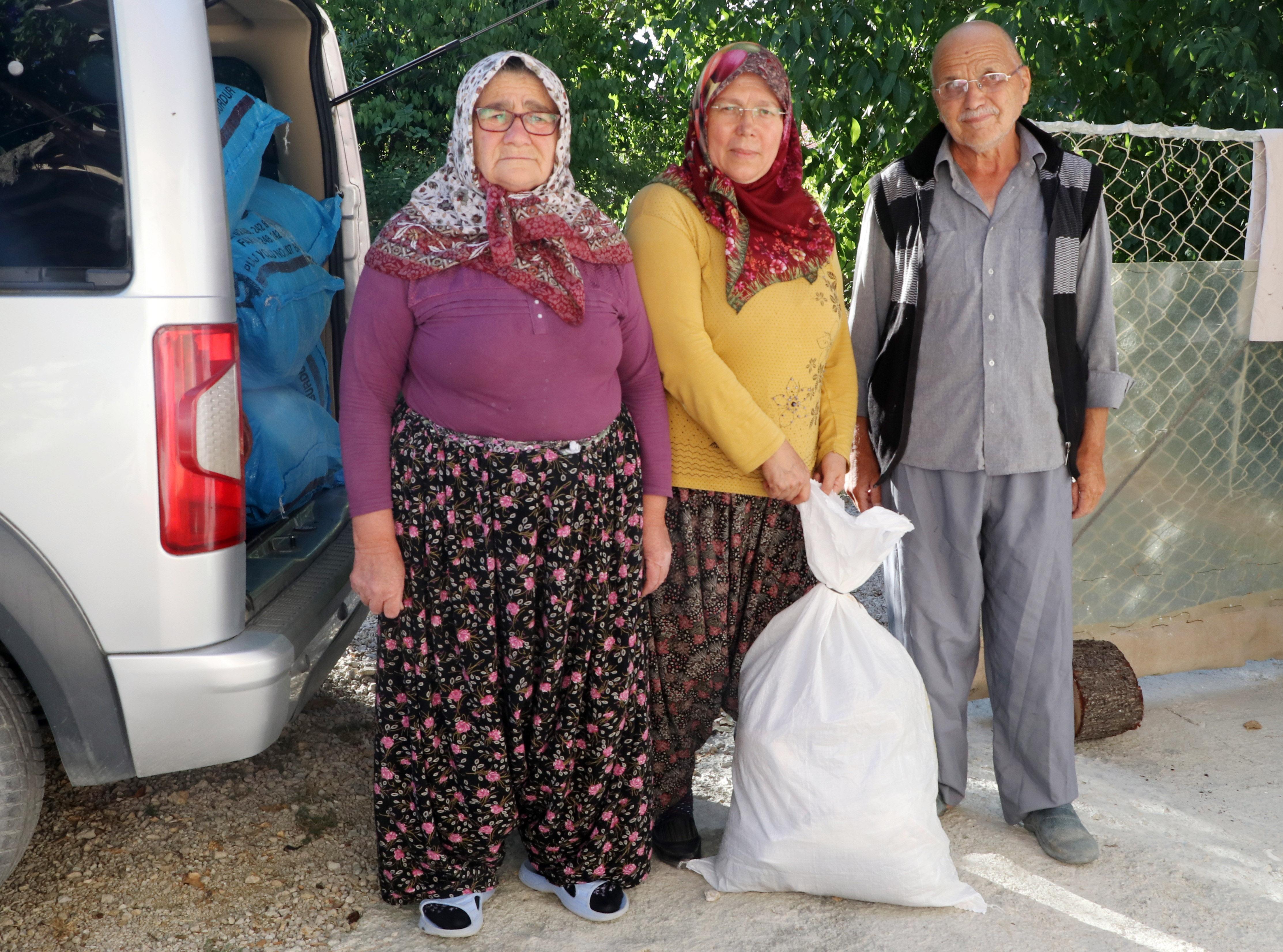 Köylünün verdiği kumaşla diktiği 200 şalvarı, Manavgata yolladı