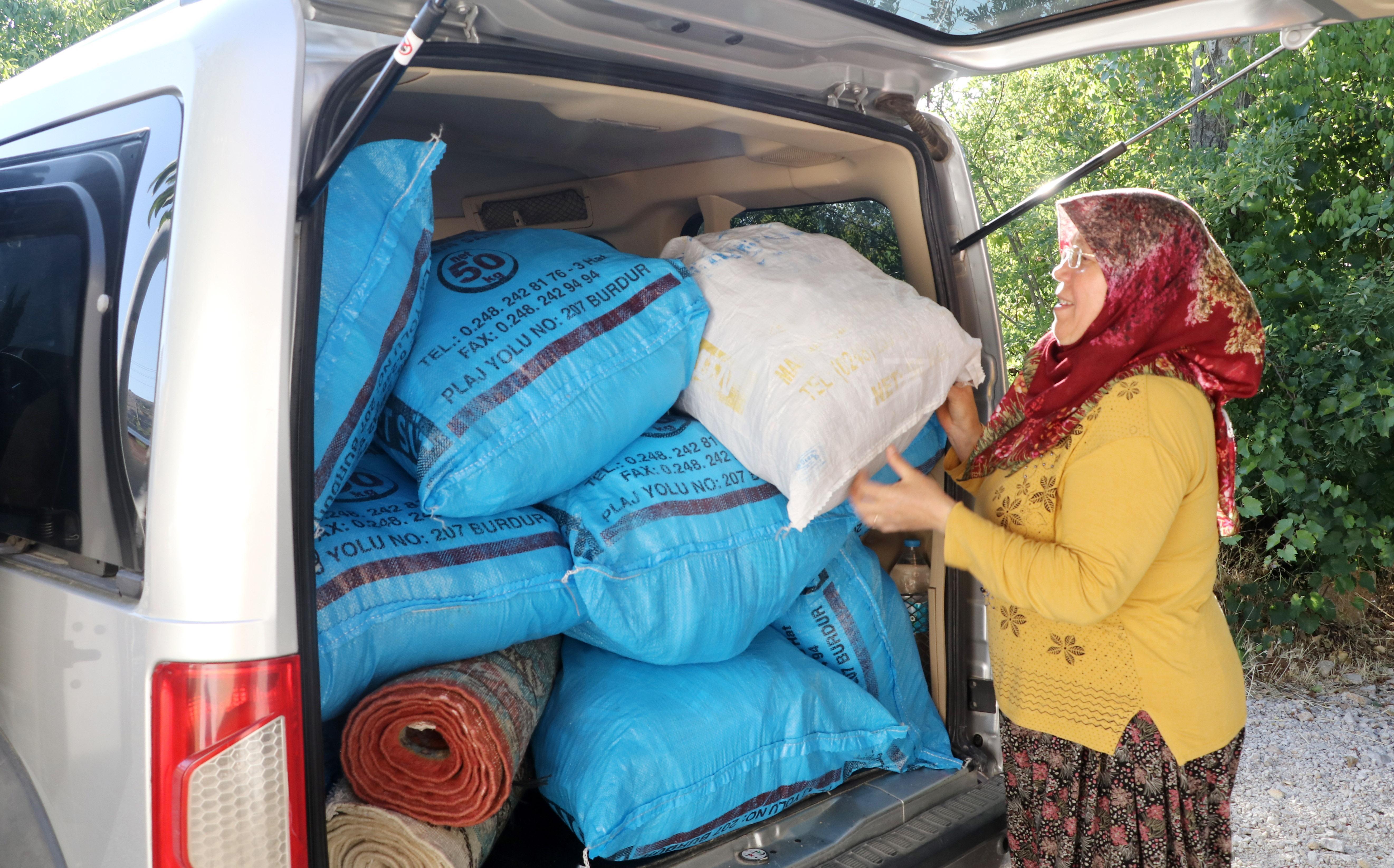Köylünün verdiği kumaşla diktiği 200 şalvarı, Manavgata yolladı