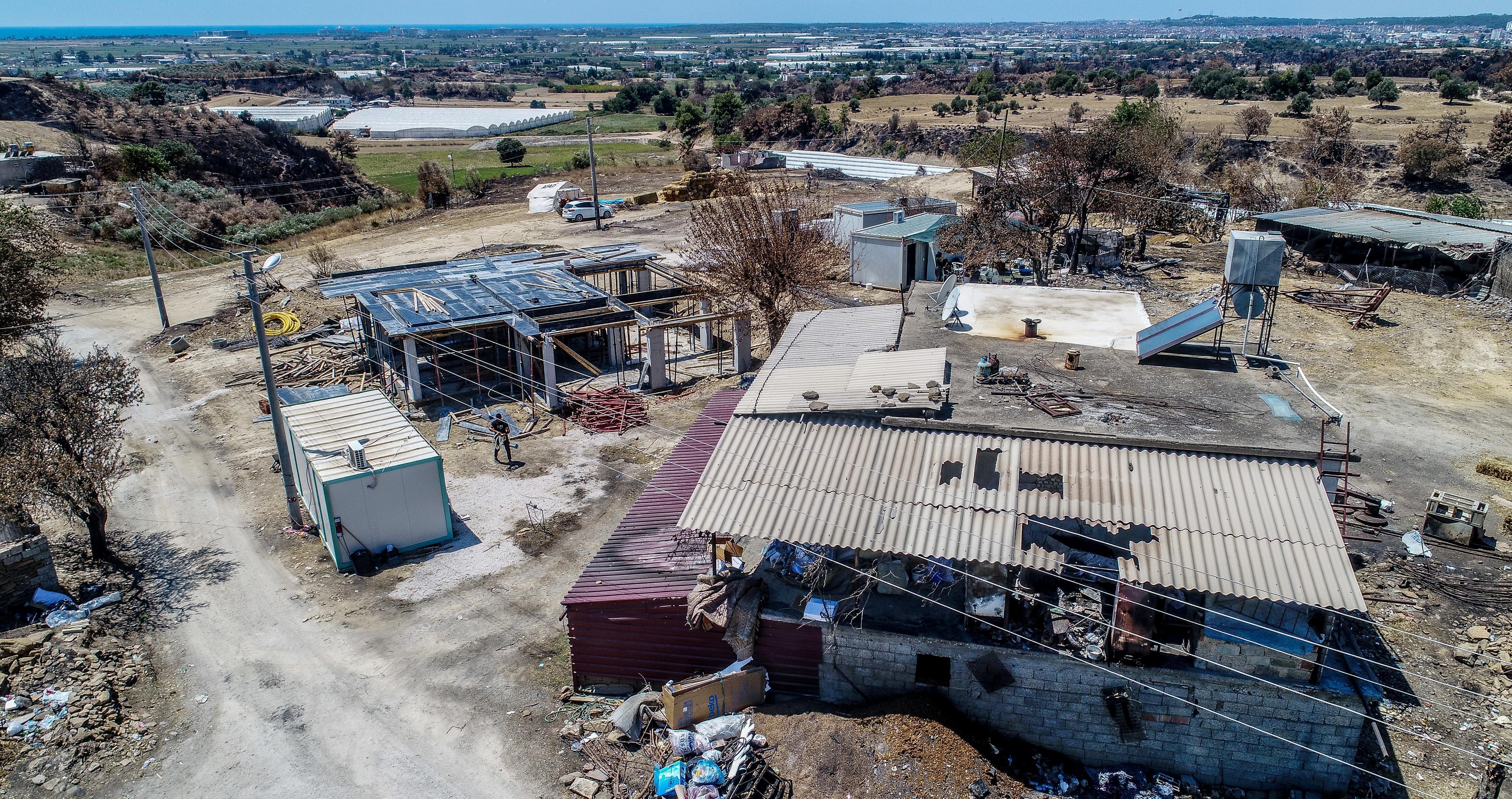 Yangın bölgesinde yanmaz malzemelerden köy evleri yapılıyor