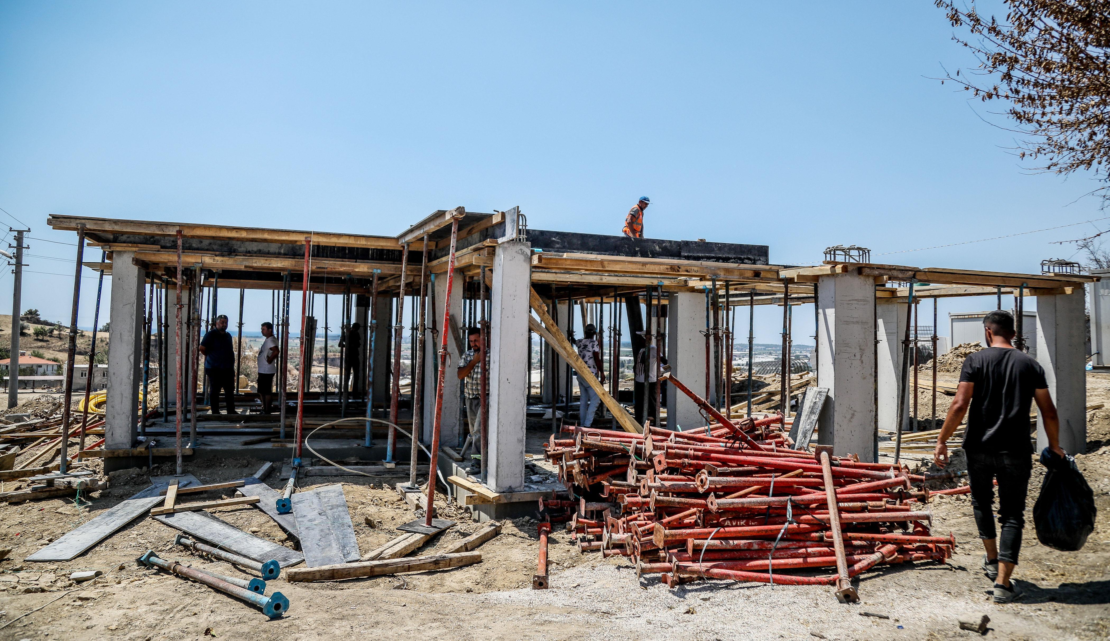 Yangın bölgesinde yanmaz malzemelerden köy evleri yapılıyor