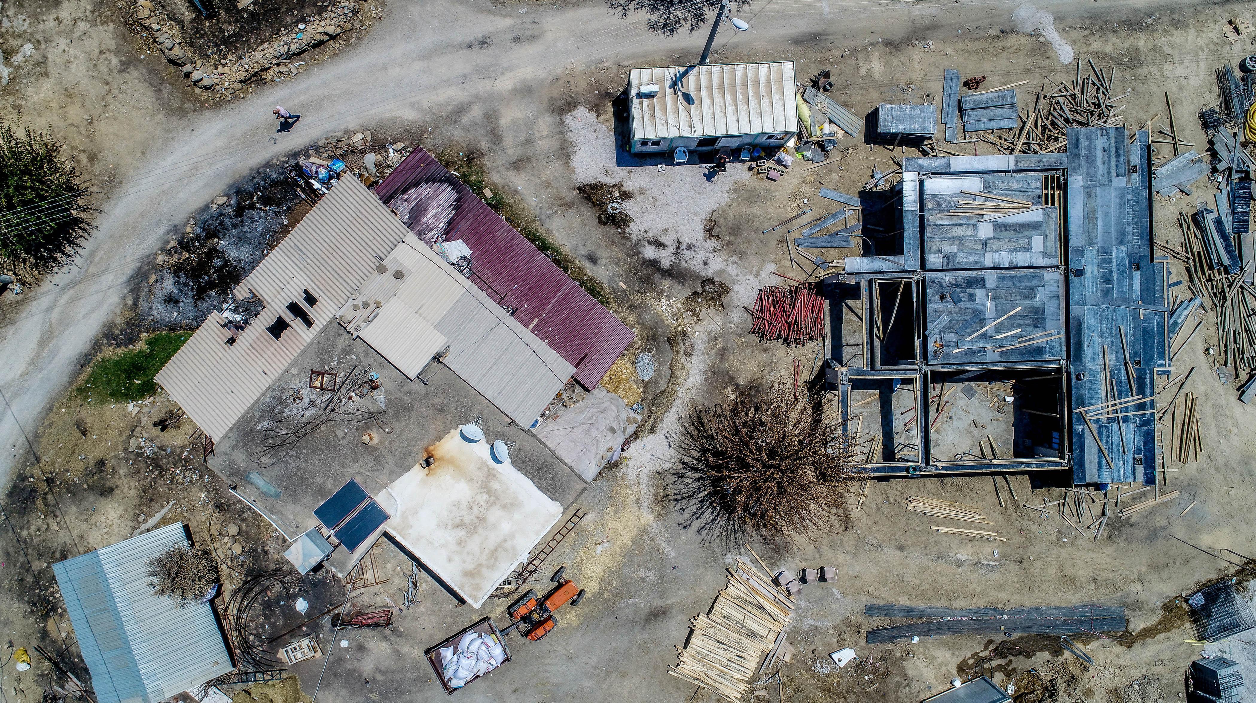 Yangın bölgesinde yanmaz malzemelerden köy evleri yapılıyor