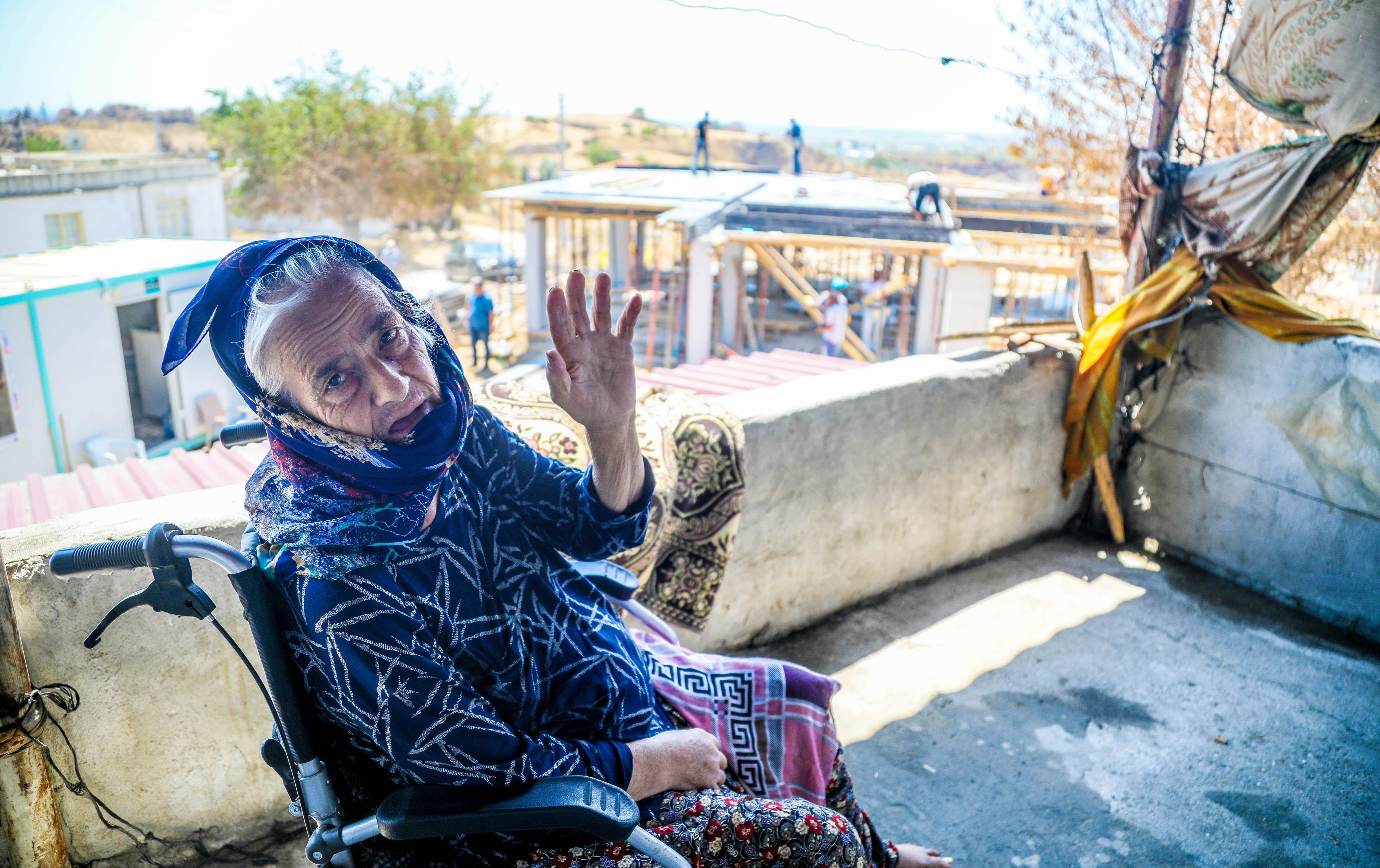 Yangın bölgesinde yanmaz malzemelerden köy evleri yapılıyor