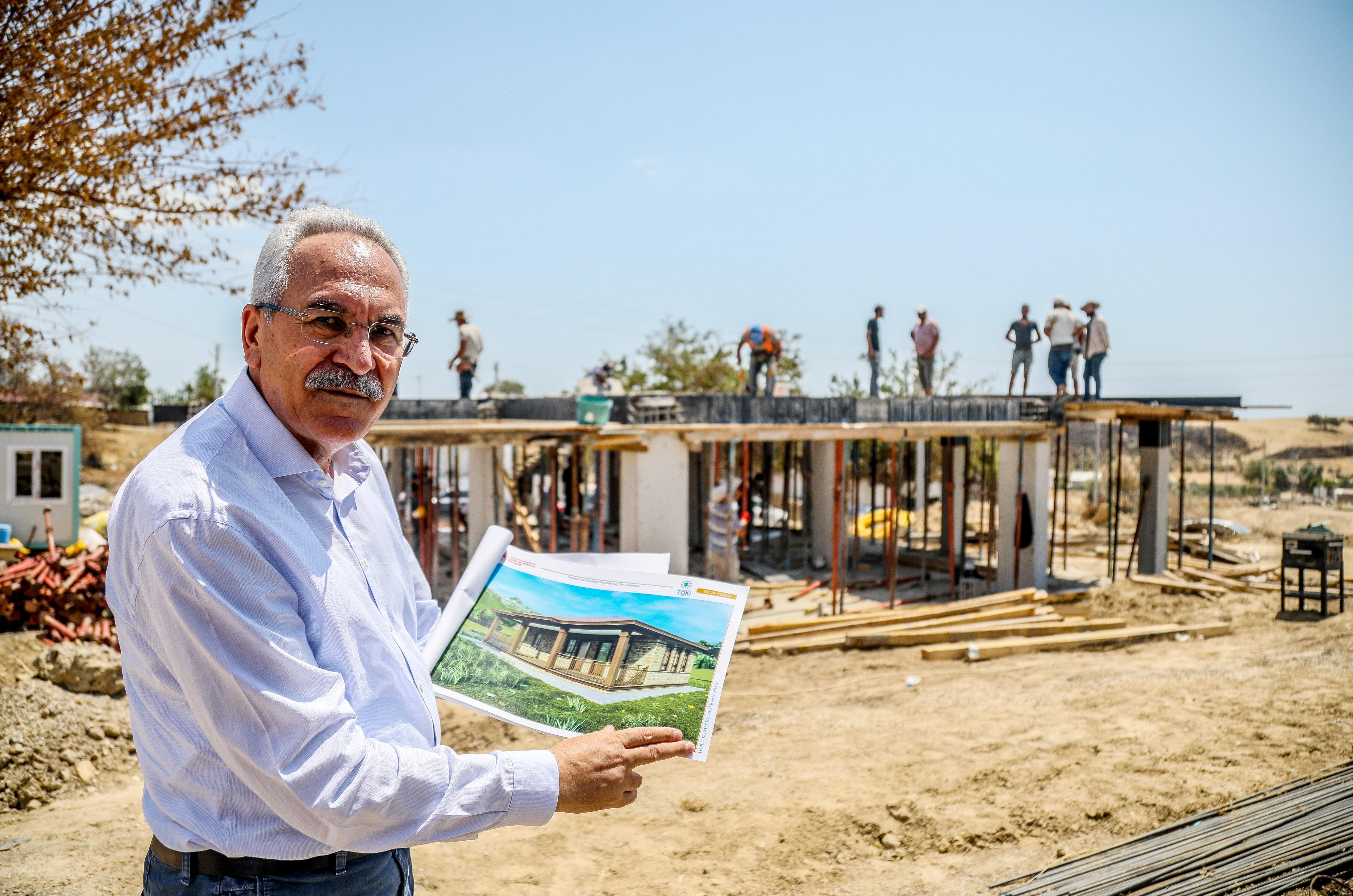 Yangın bölgesinde yanmaz malzemelerden köy evleri yapılıyor