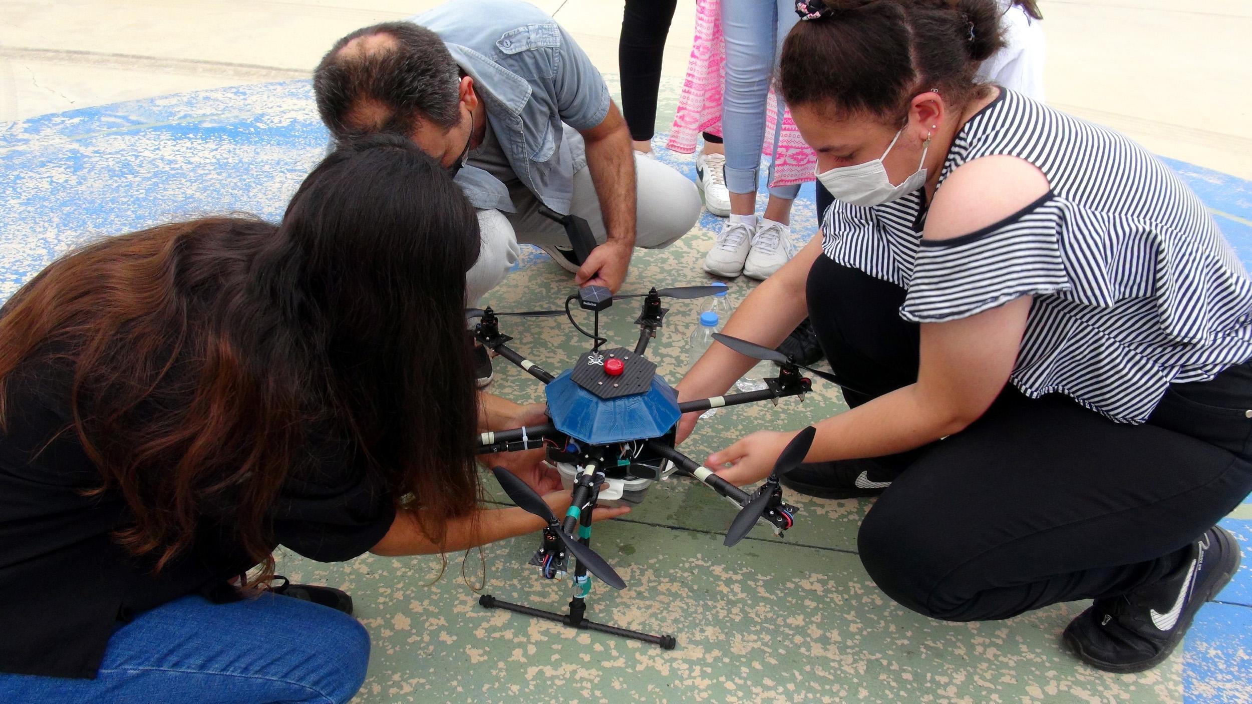 Kız meslek lisesinde, yangın müdahale dronu geliştirildi