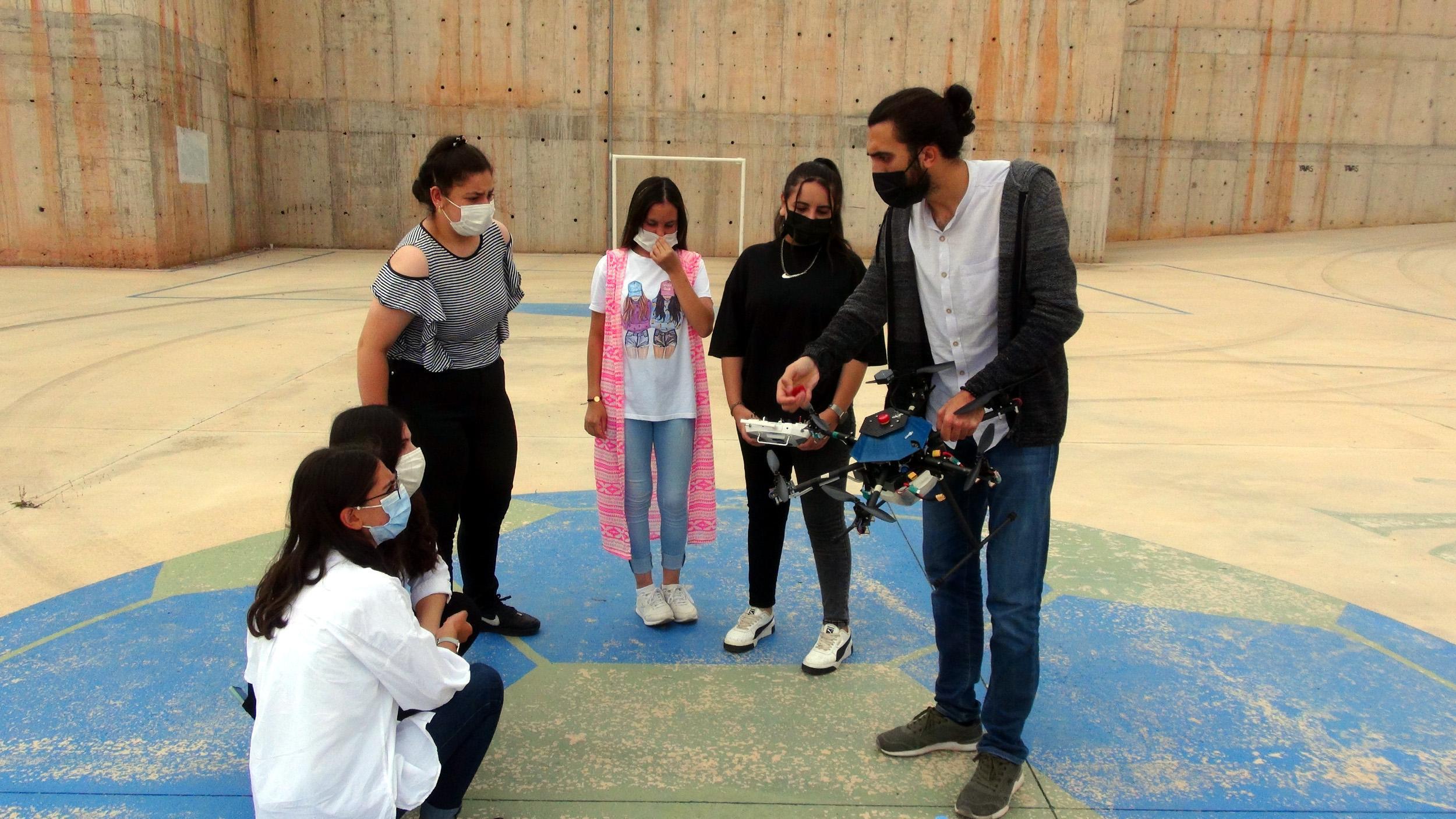 Kız meslek lisesinde, yangın müdahale dronu geliştirildi