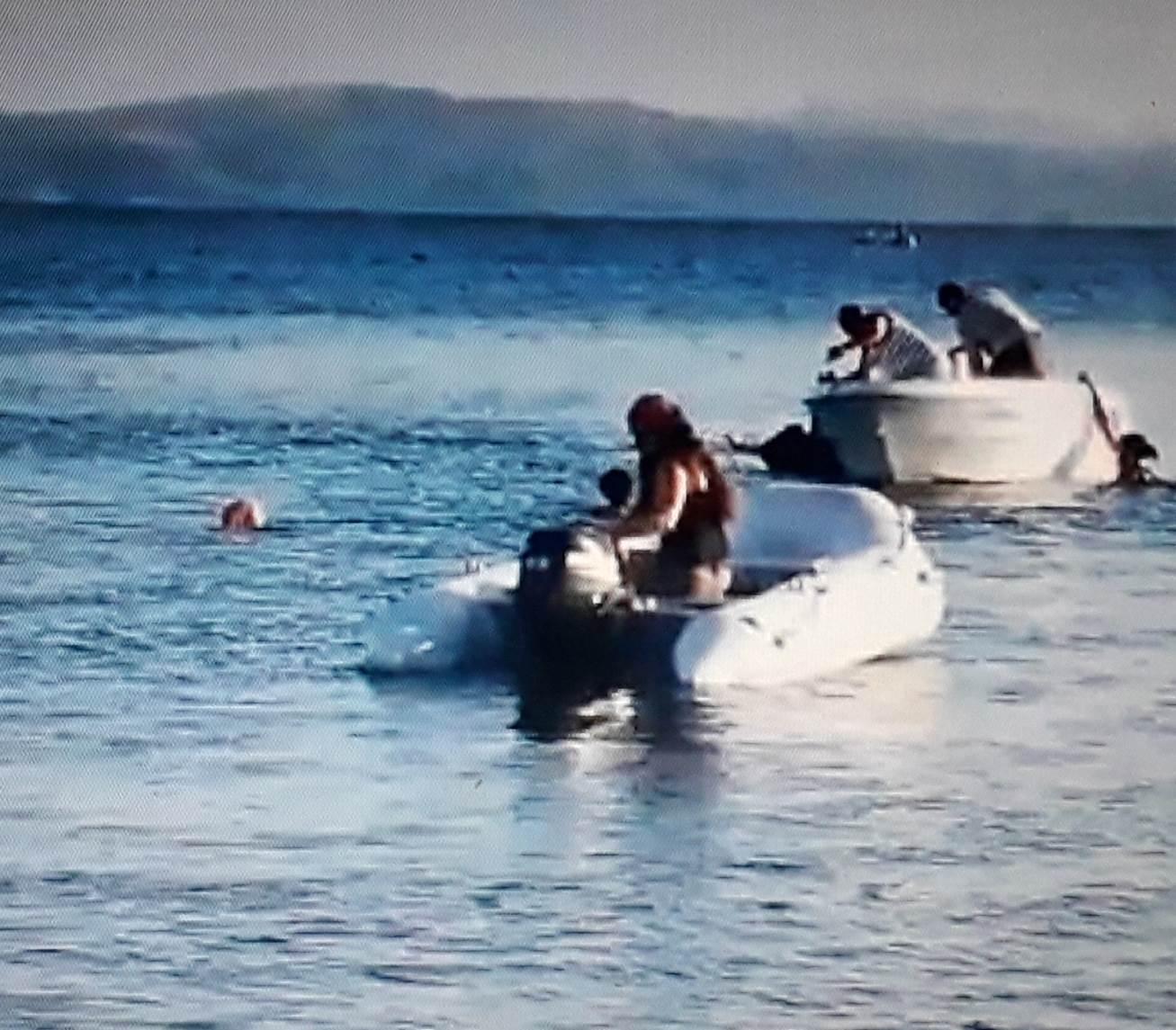 Sürat teknesinin çarptığı Elvan için komşuları denize çiçek bıraktı