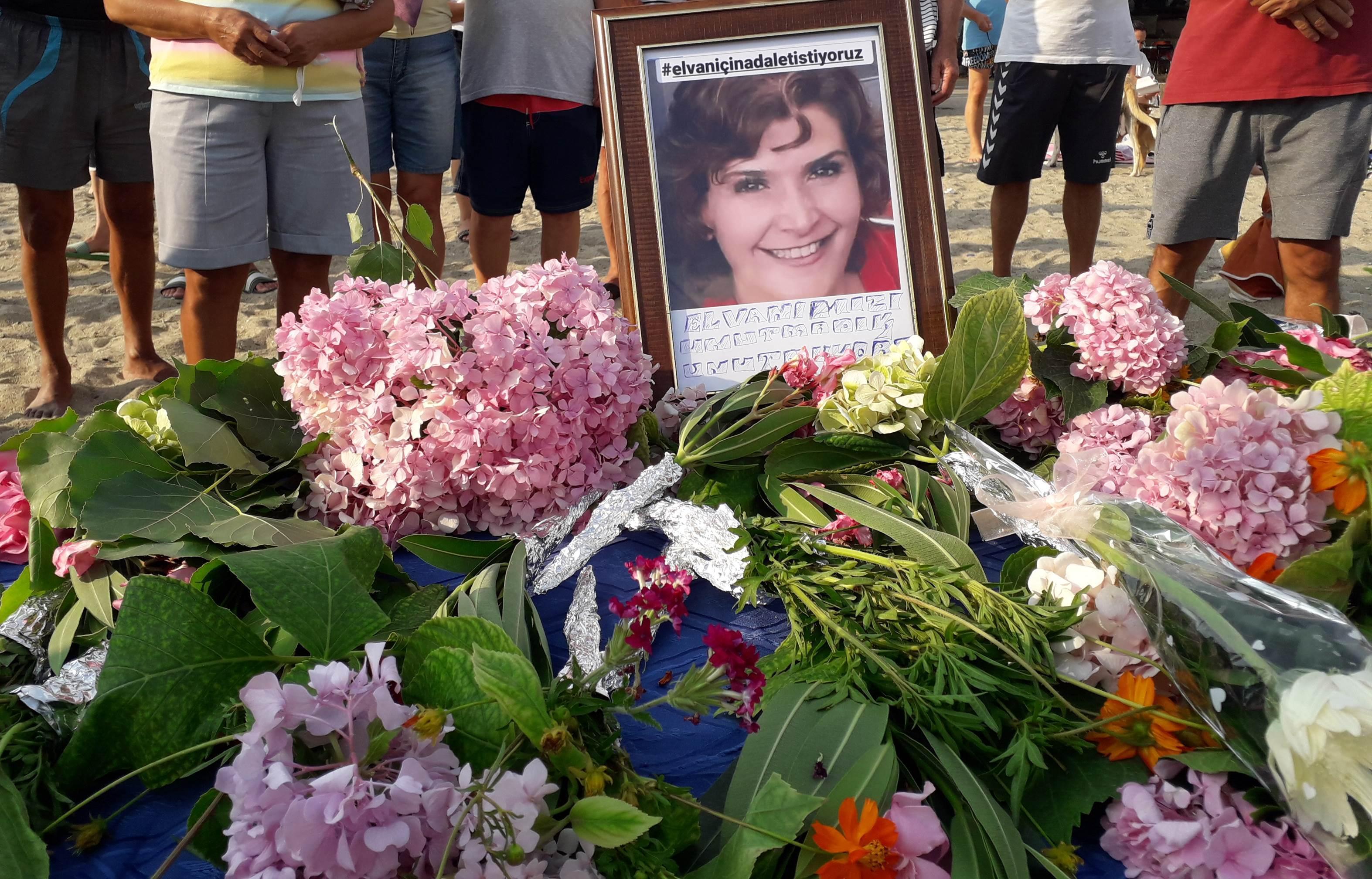 Sürat teknesinin çarptığı Elvan için komşuları denize çiçek bıraktı