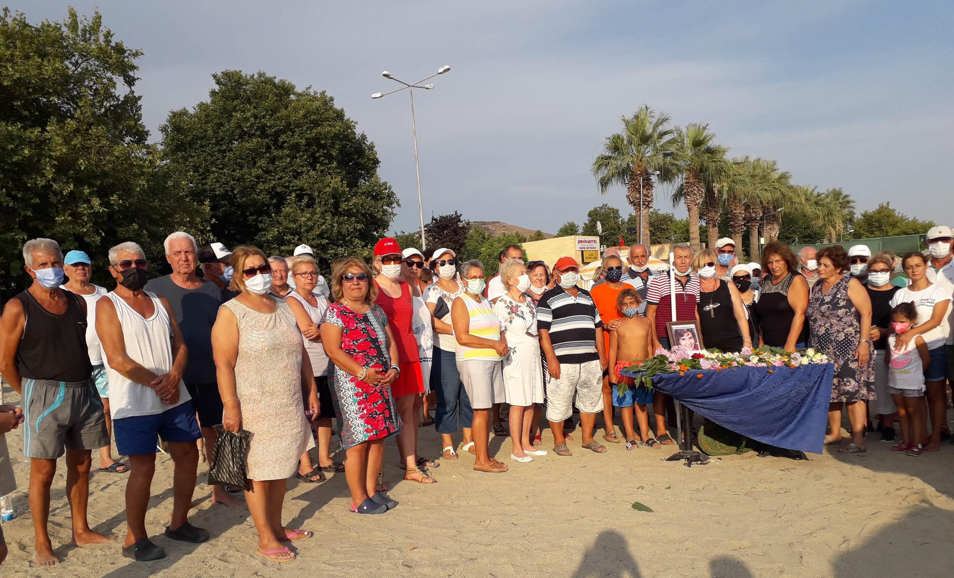 Sürat teknesinin çarptığı Elvan için komşuları denize çiçek bıraktı