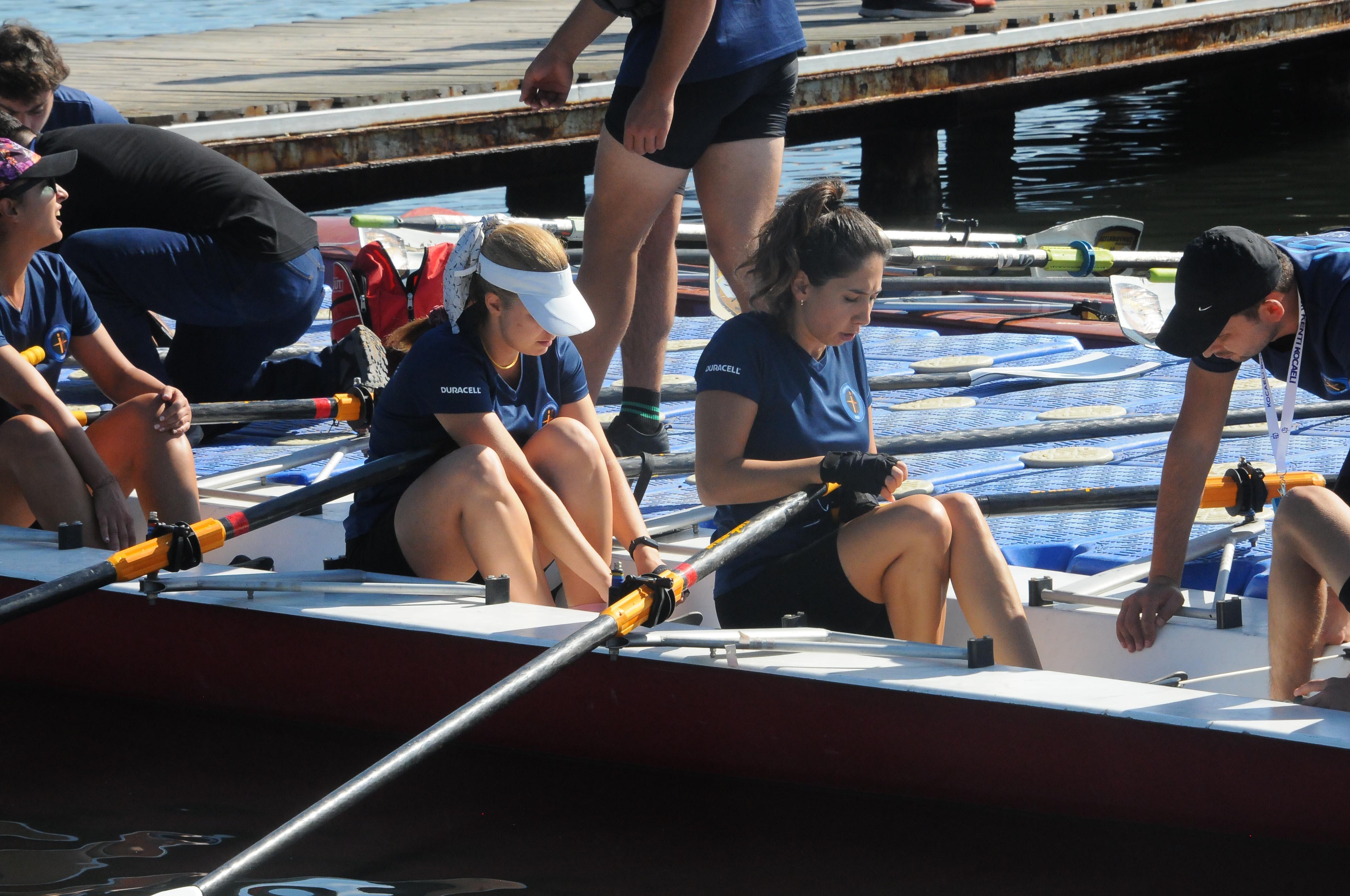 En iyi derece için İzmit Körfezi’nde kürek çektiler