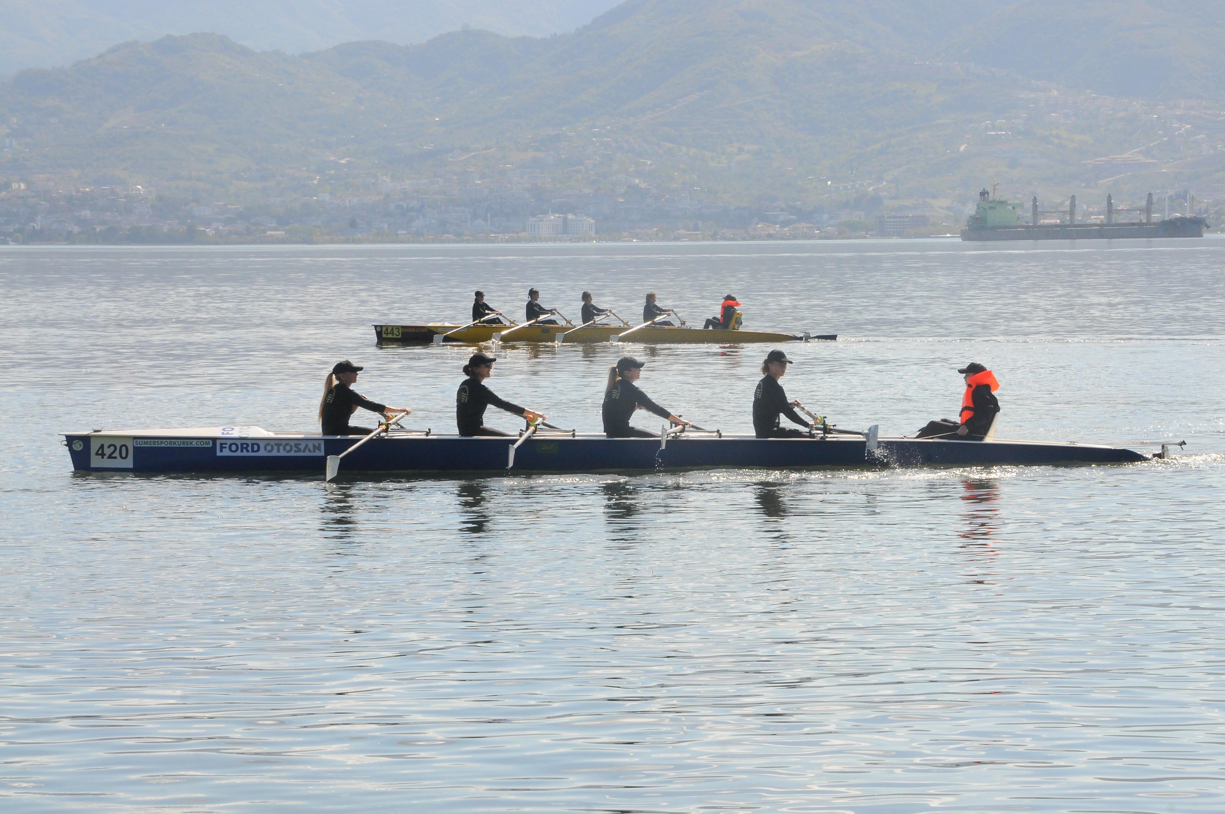 En iyi derece için İzmit Körfezi’nde kürek çektiler