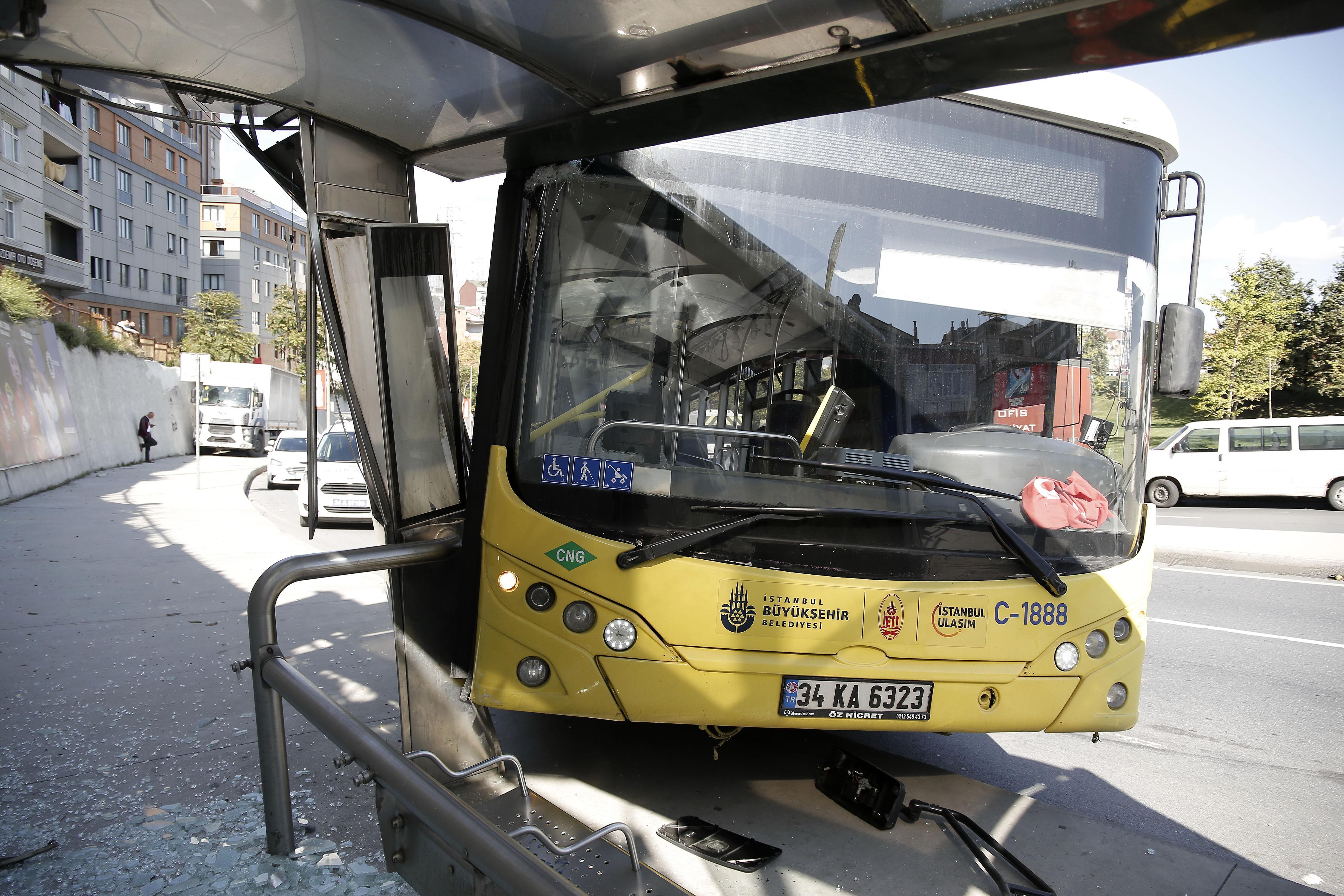 Kağıthanede İETT otobüsü durağa çarptı