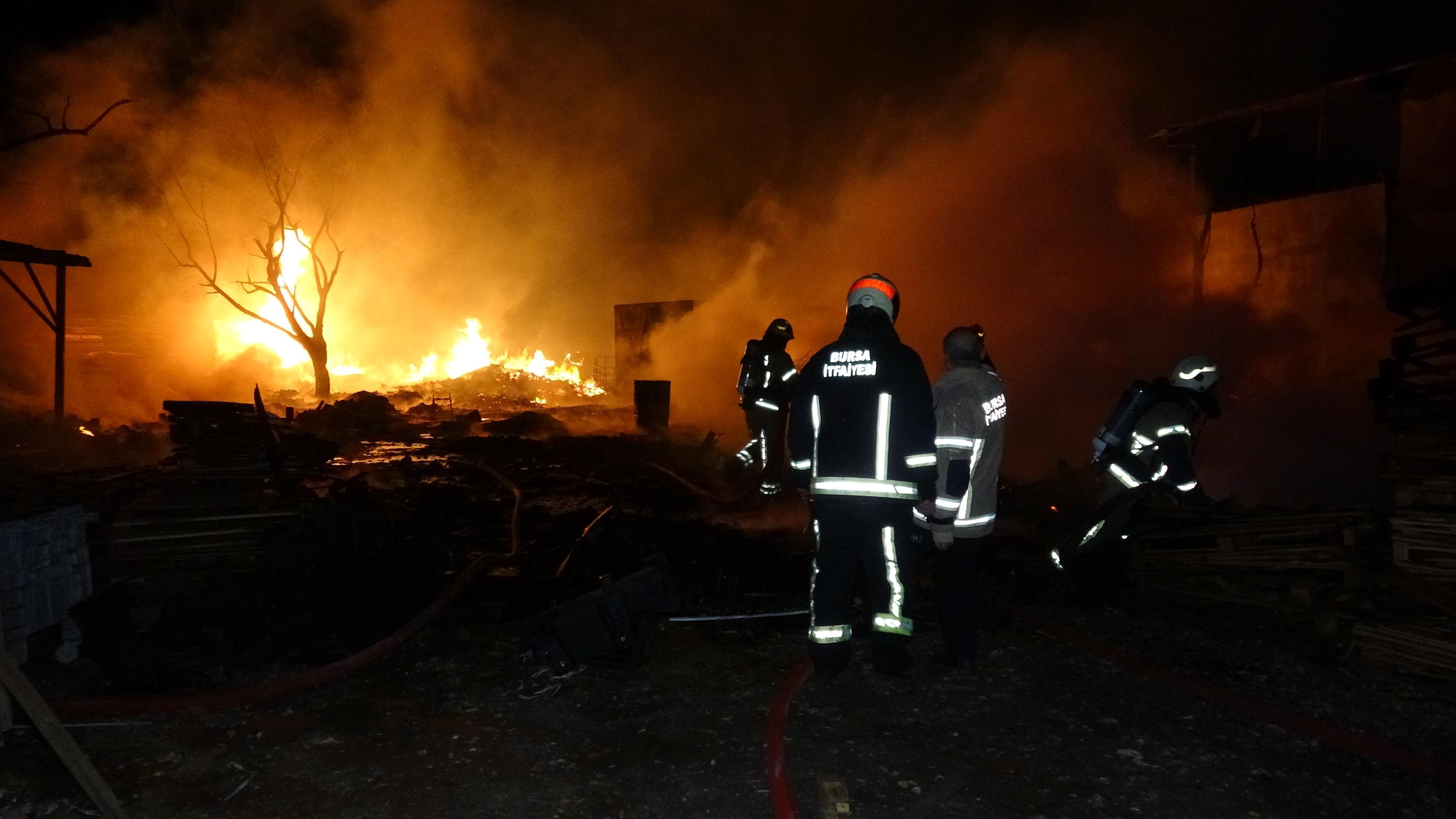 Bursada geri dönüşüm fabrikası alev alev yandı