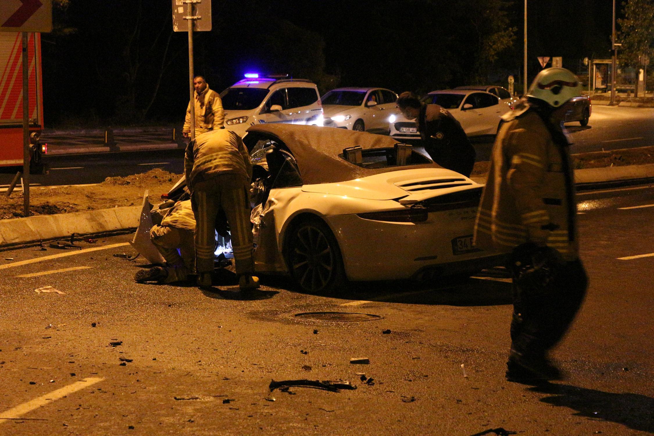 Sarıyerde aşırı hızlı lüks otomobil elektrik direğine çarptı: 3 ağır yaralı
