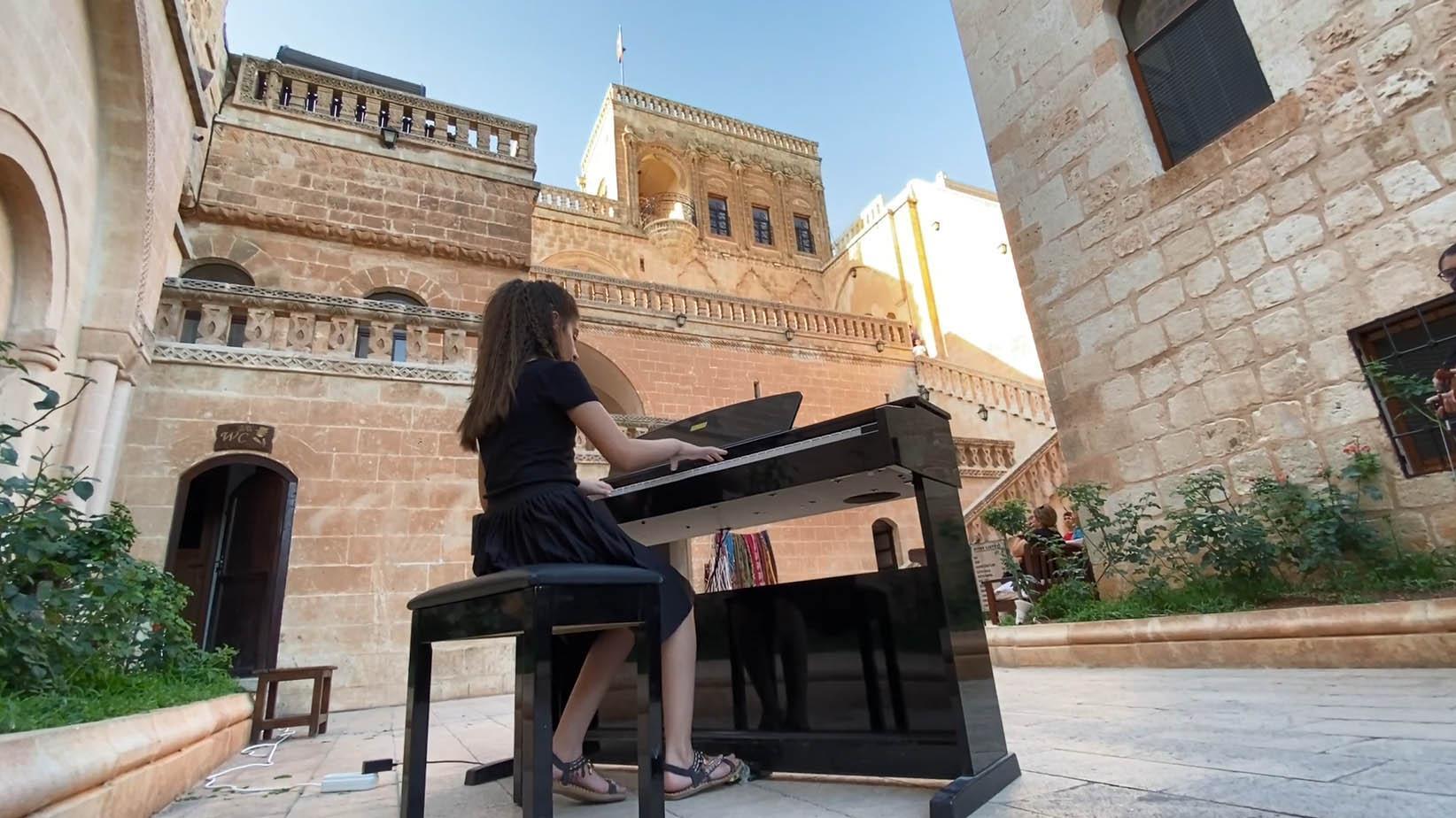 Tarihi konakta 12 yaşındaki Arinden piyano resitali