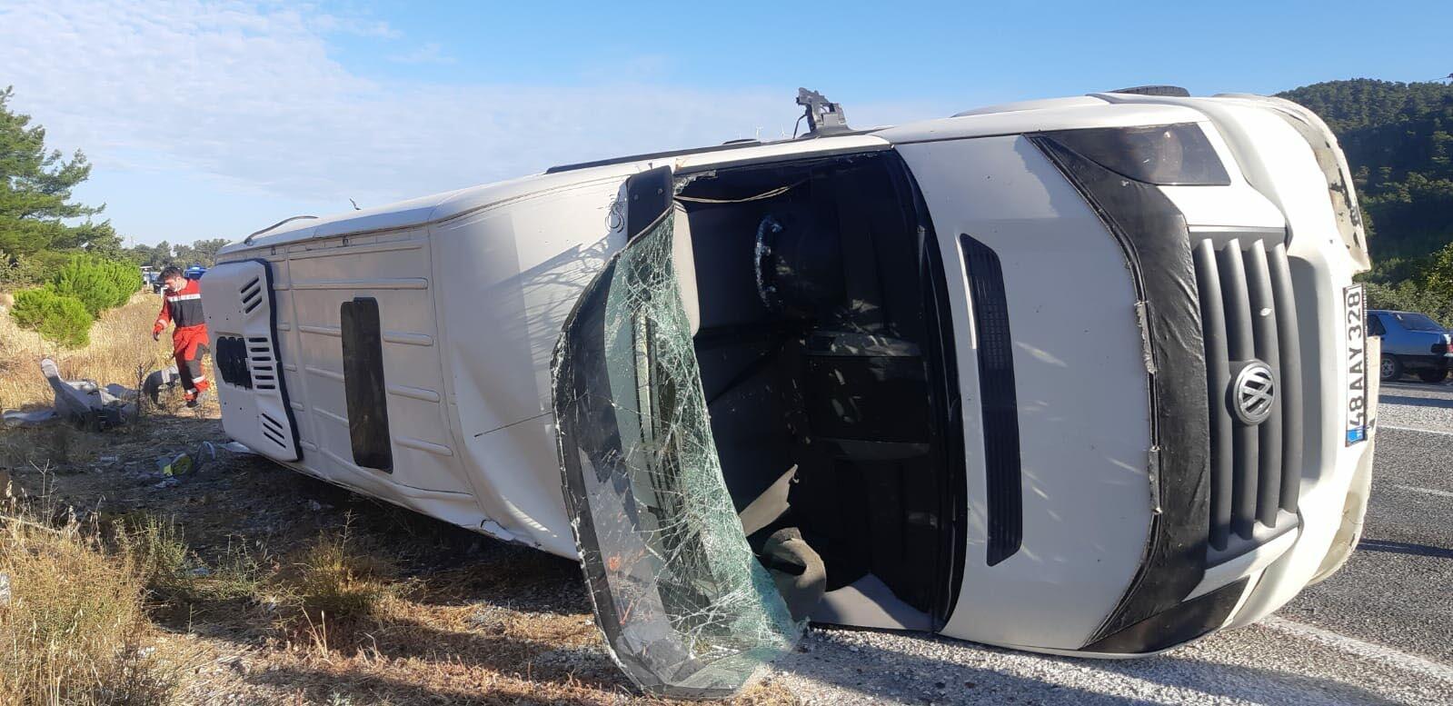 Muğlada tur otobüsü, öğrenci servisi ile çarpıştı: 1 ölü, 30 yaralı