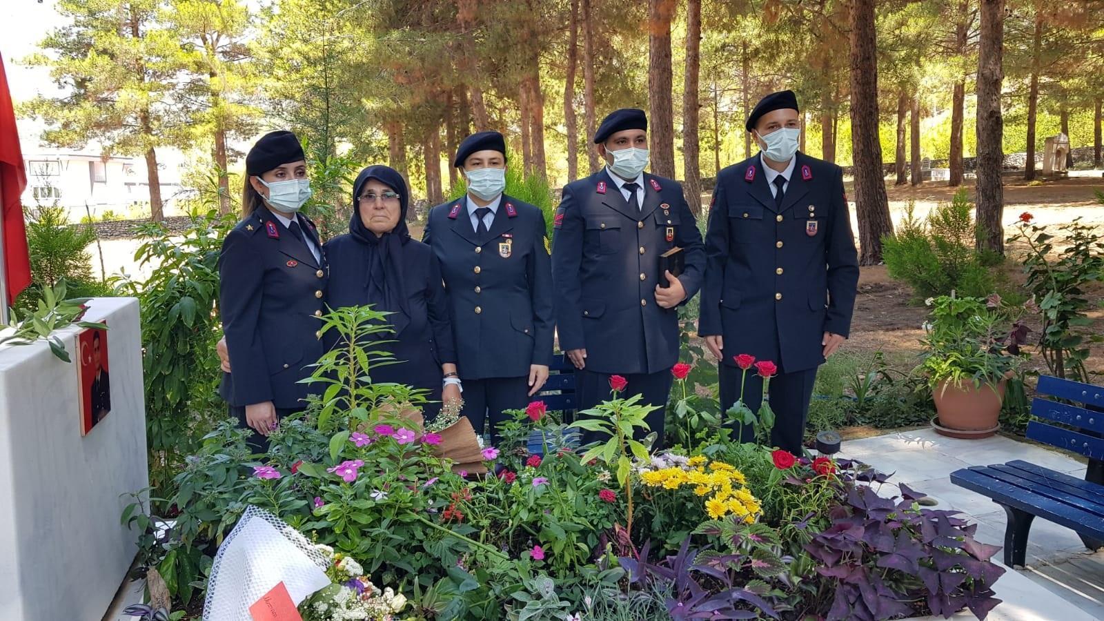 Eren Bülbül ile birlikte şehit olan Astsubay Ferhat Gedik mezarı başında anıldı