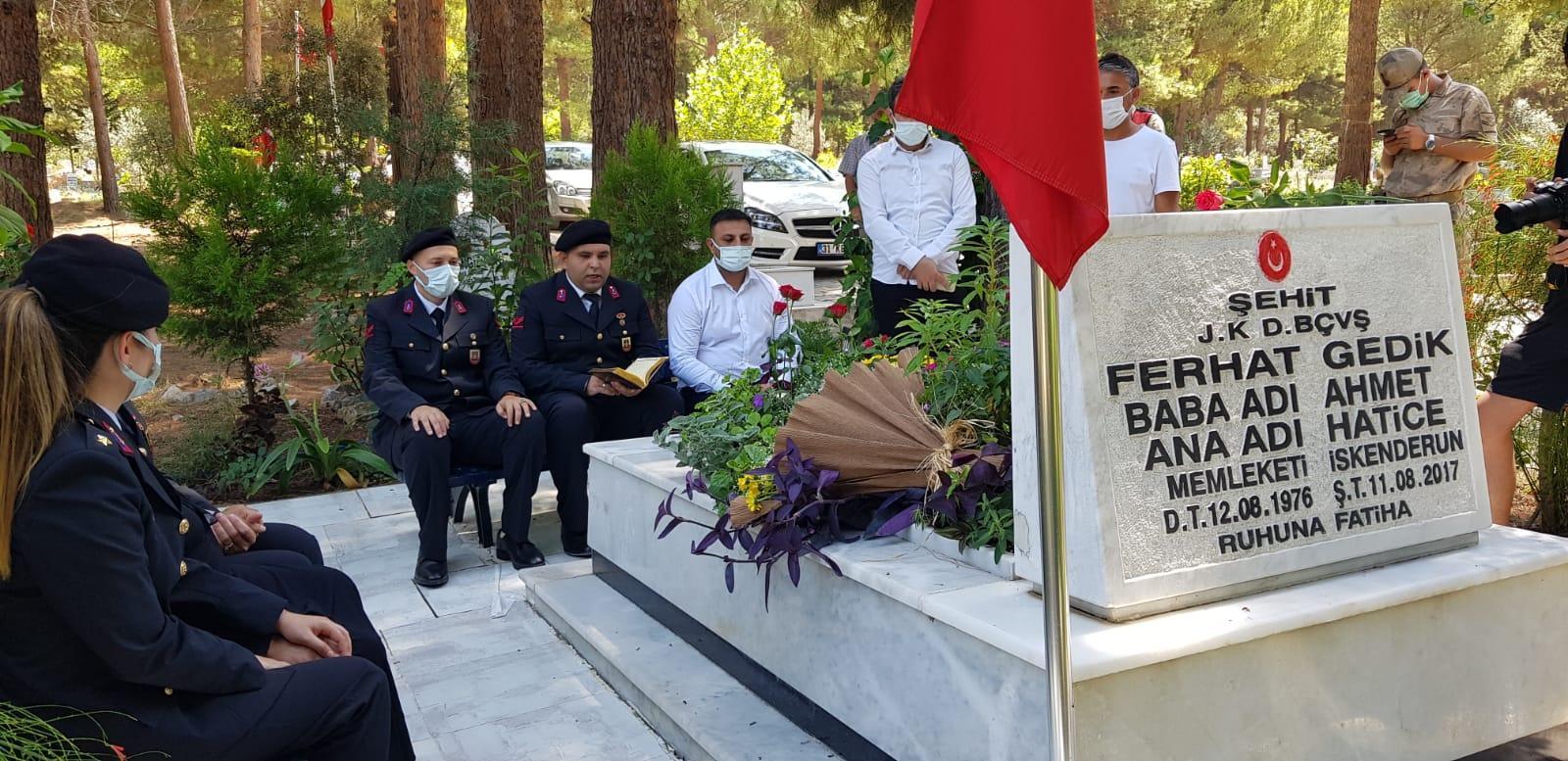 Eren Bülbül ile birlikte şehit olan Astsubay Ferhat Gedik mezarı başında anıldı