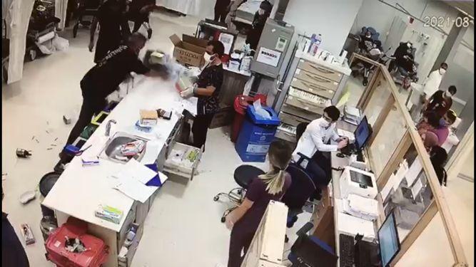 Alkollü olarak acil servise geldi, sağlık çalışanlarının üzerine yürüyüp masayı dağıttı