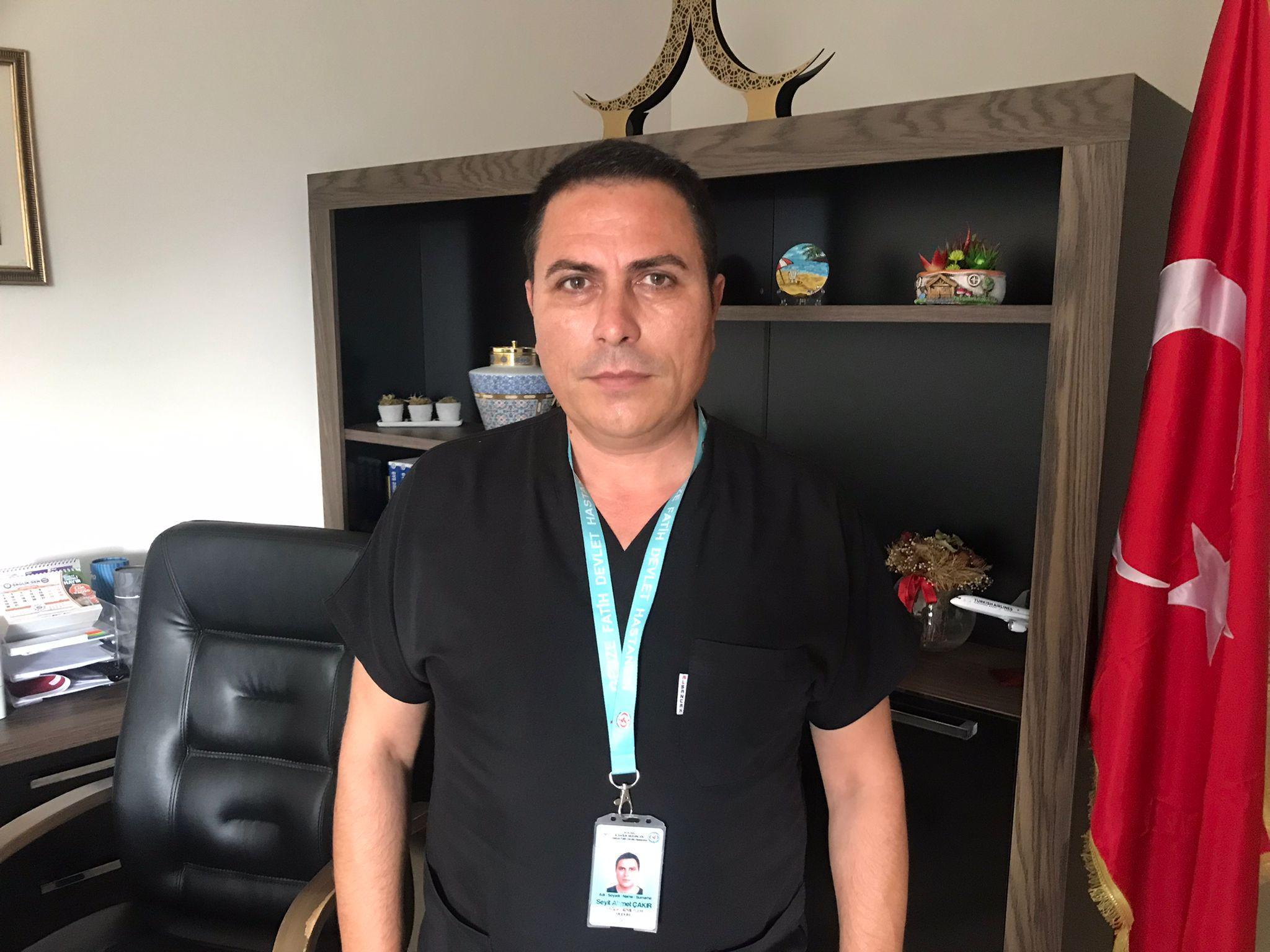 Alkollü olarak acil servise geldi, sağlık çalışanlarının üzerine yürüyüp masayı dağıttı