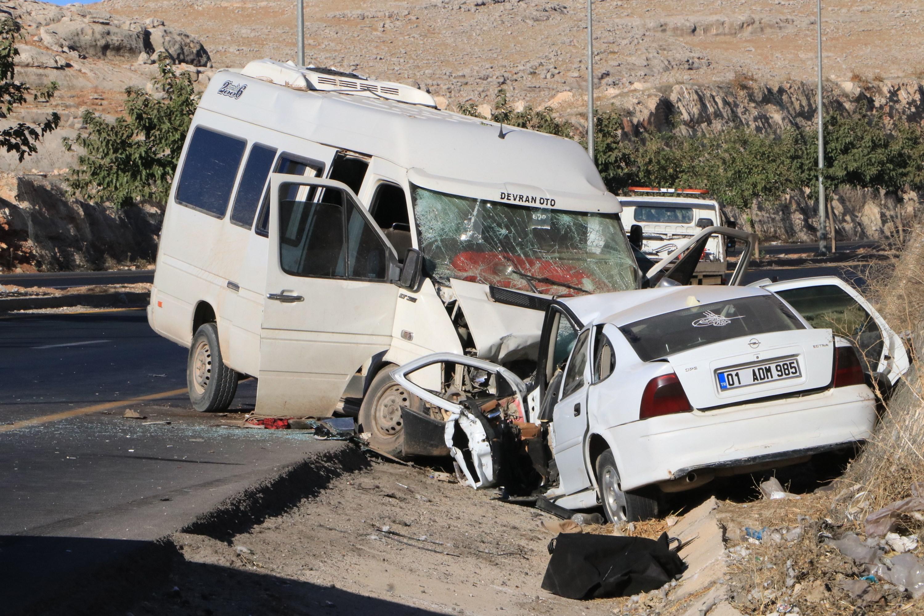Ters yönden gelen minibüs ile otomobil çarpıştı: 1 ölü, 16 yaralı