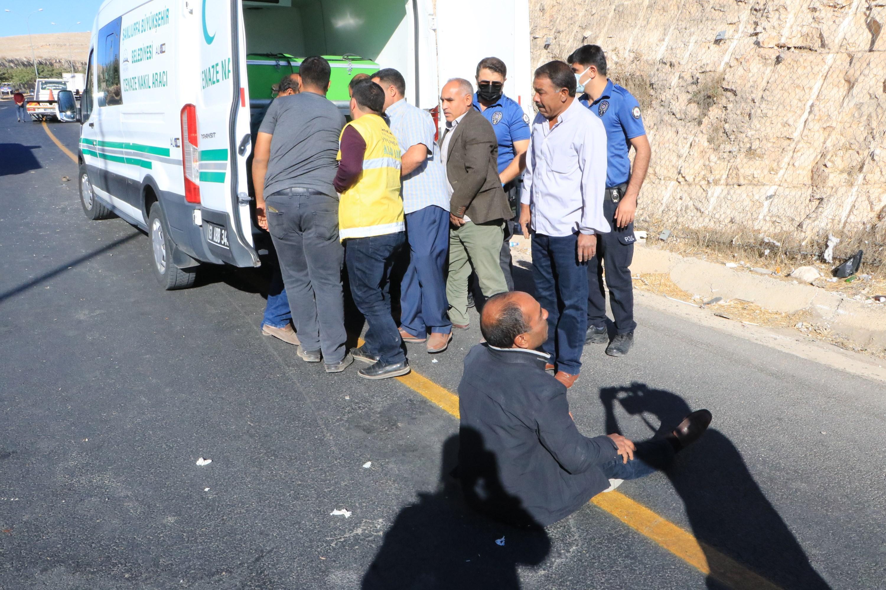 Ters yönden gelen minibüs ile otomobil çarpıştı: 1 ölü, 16 yaralı