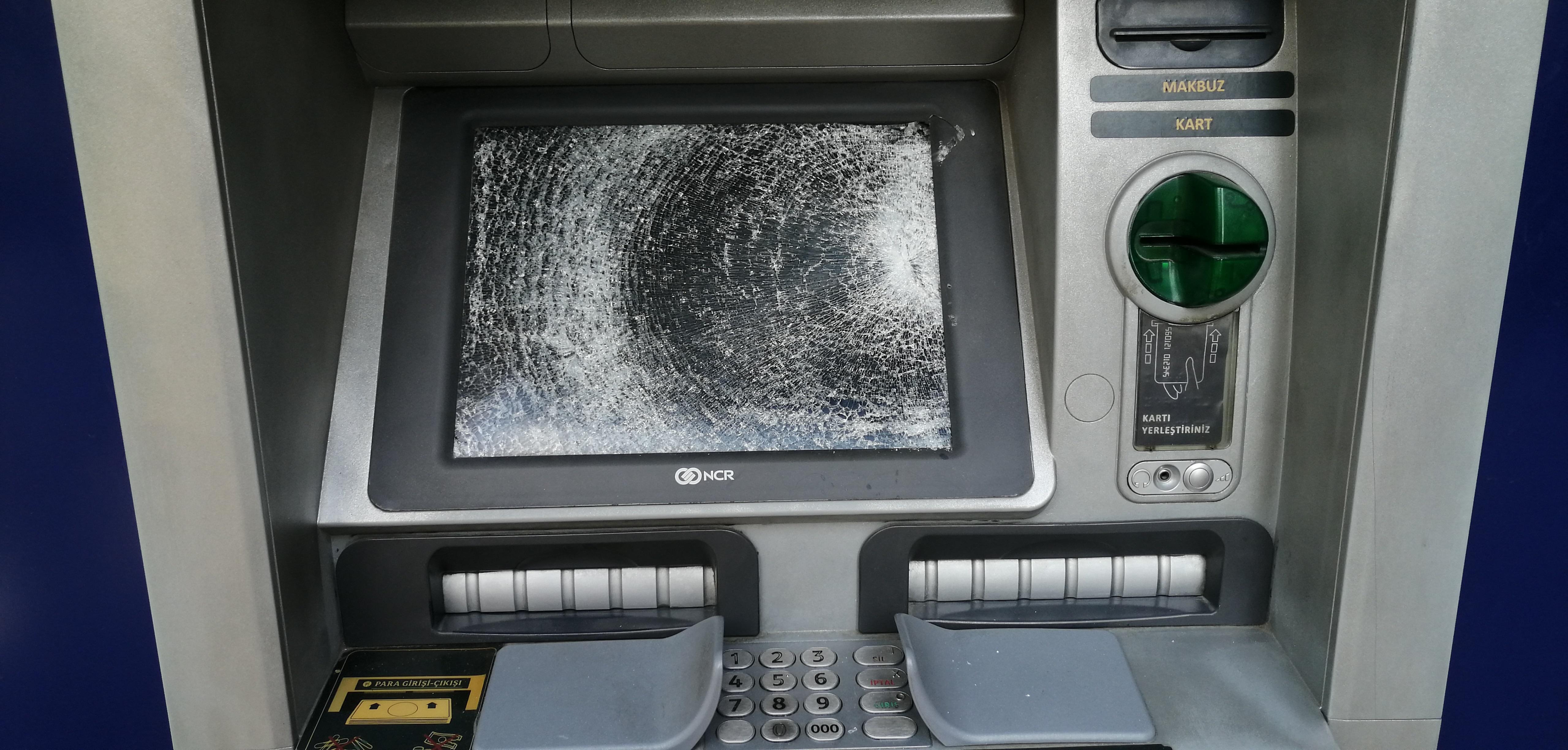 Bağcılarda ekranları taşla kırılan 4 ATM kullanılamaz hale geldi