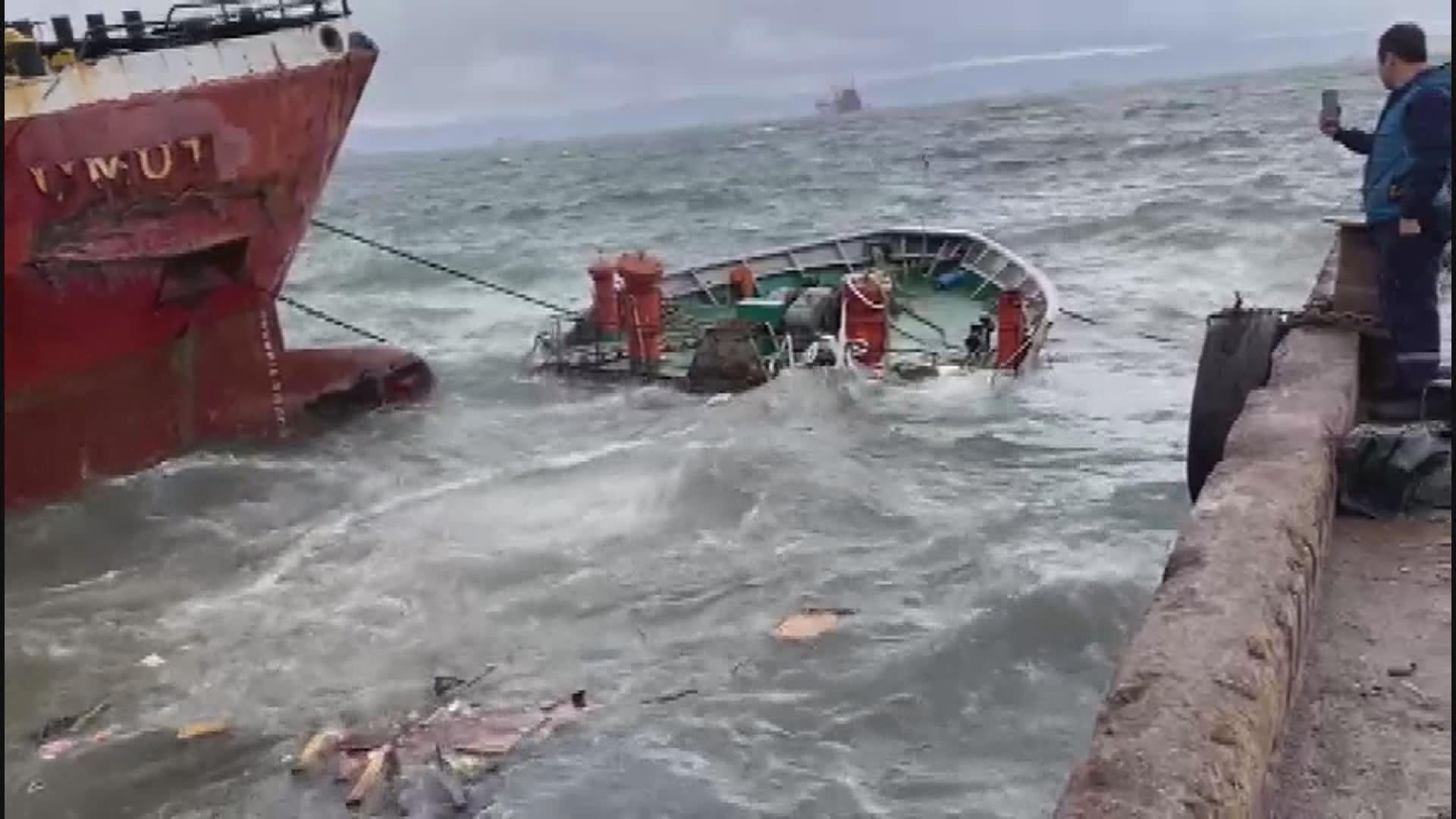 Kartalda lodos nedeniyle bir gemi batarken, bir gemi de yan yattı; batma anı kamerada