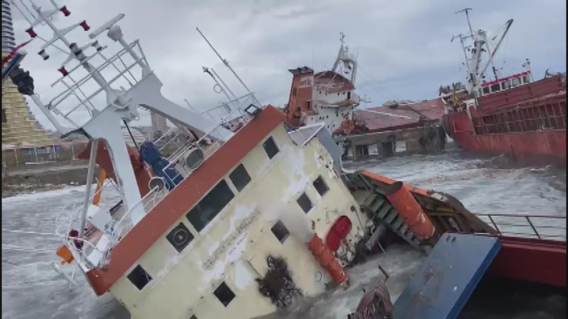 Kartalda lodos nedeniyle bir gemi batarken, bir gemi de yan yattı; batma anı kamerada