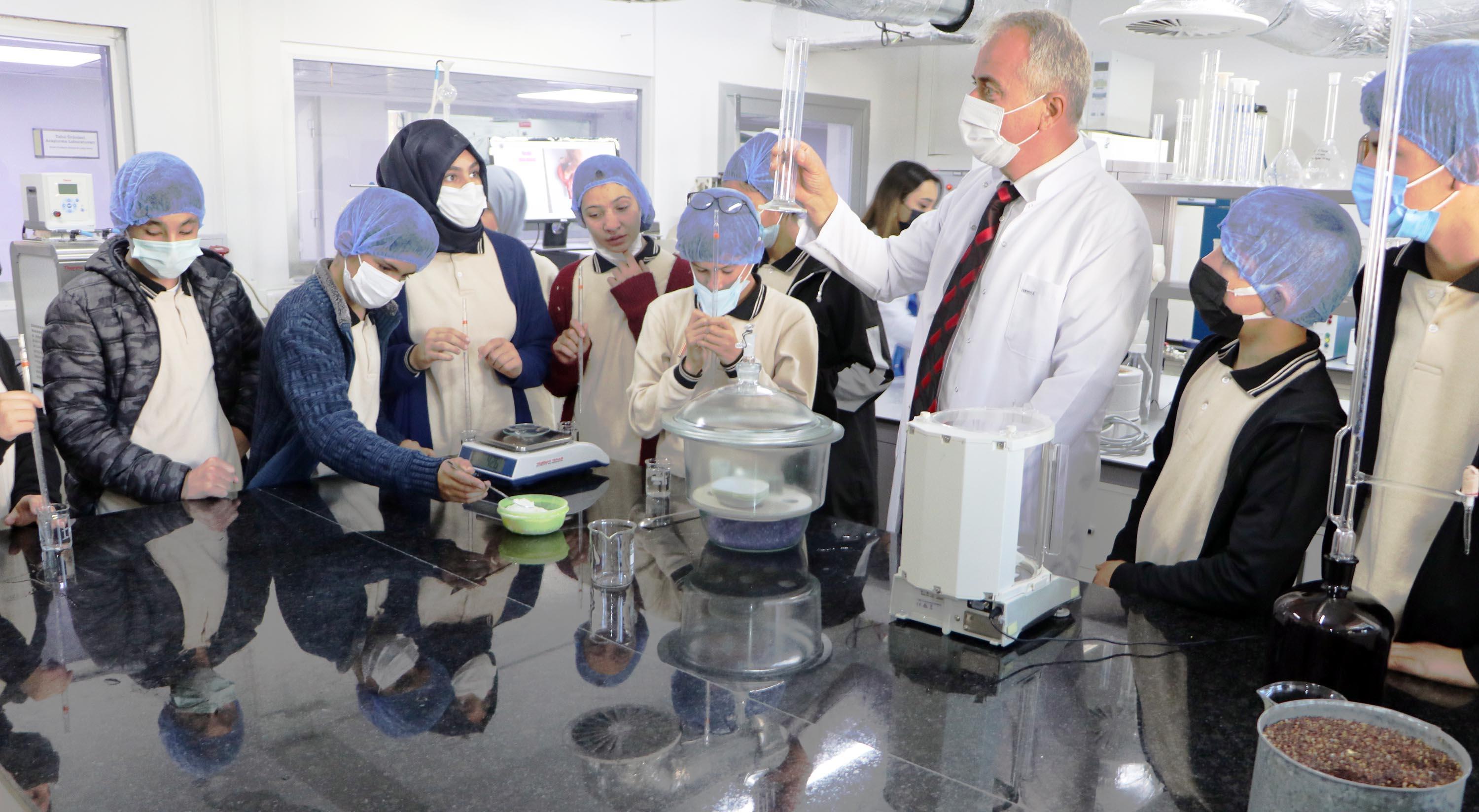 Lise öğrencilerini üniversiteyle tanıştıran proje