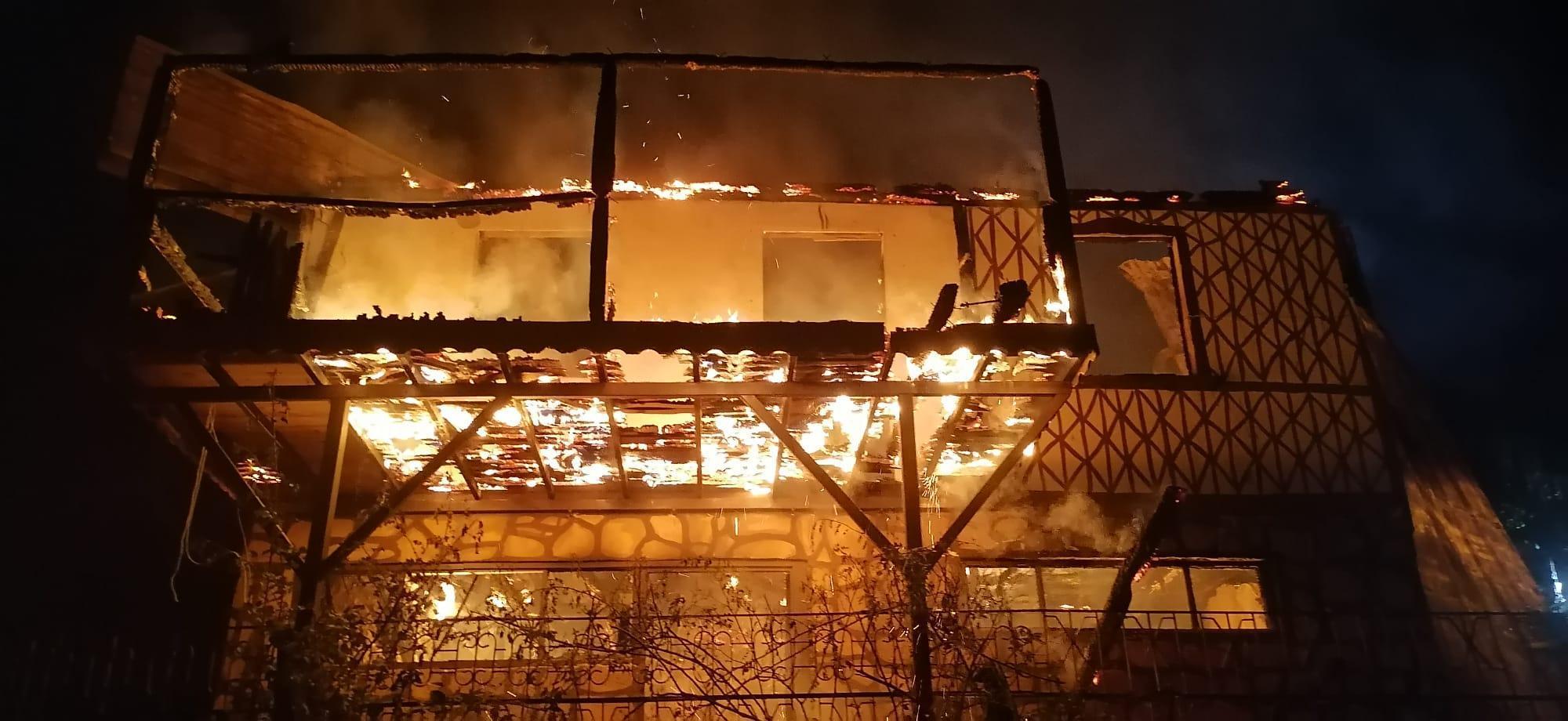 Çevreci ressamın basın açıklaması öncesi yanan evine ‘kundaklama’ şüphesi