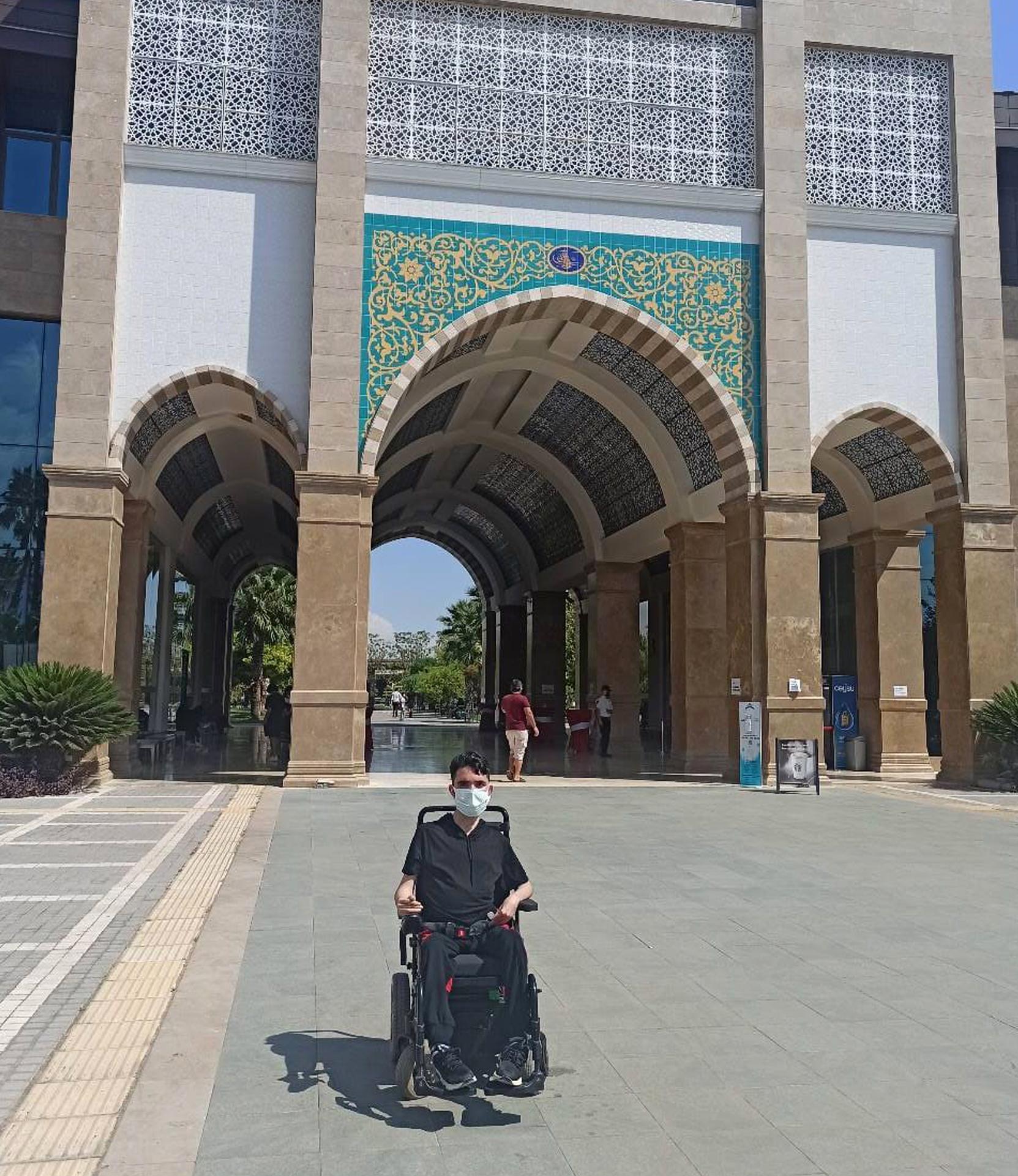 Asla pes etmeyen DMD hastası Mehmete üniversite kapısı açıldı