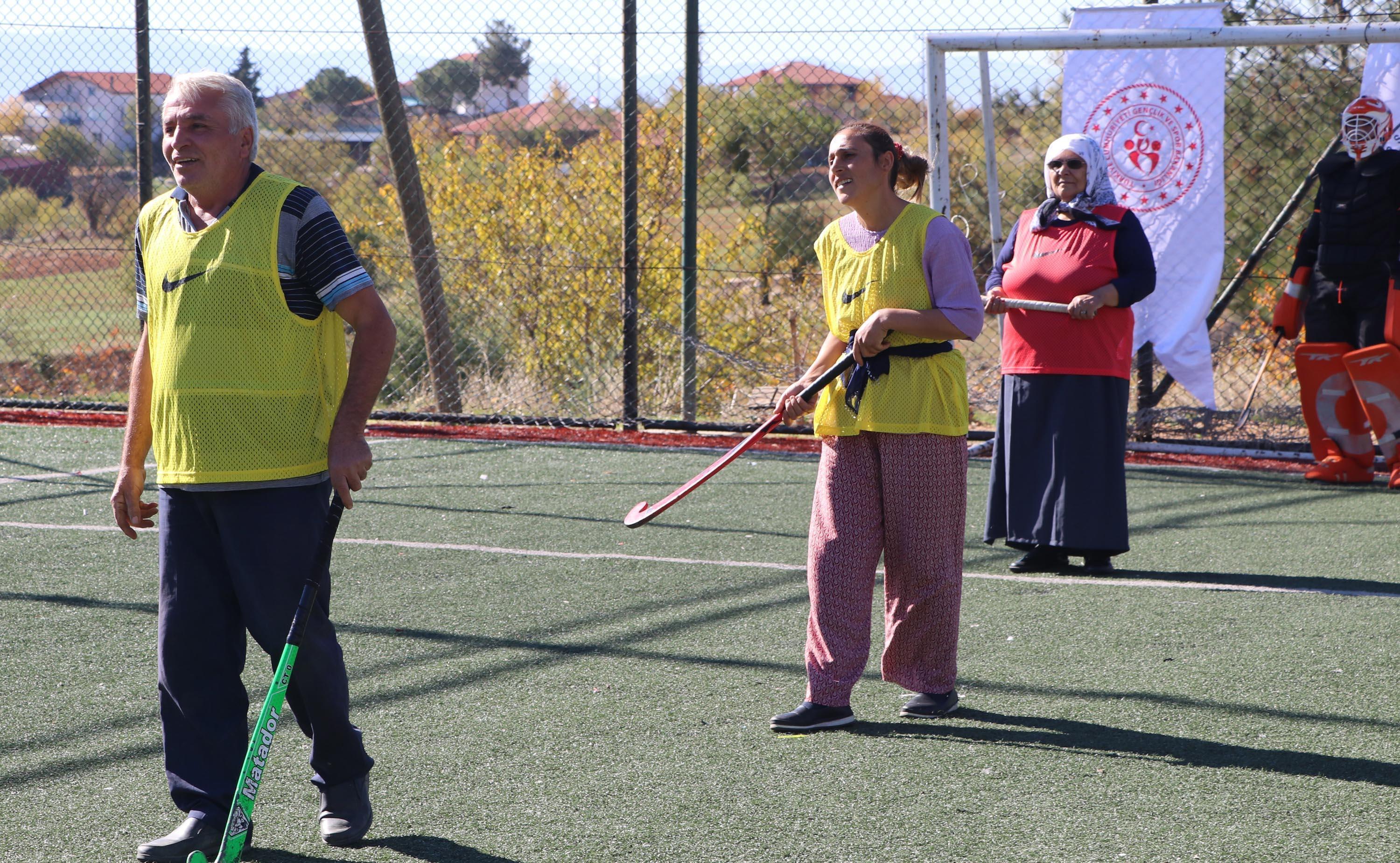 Kırsal mahallede Veteran Hokey Turnuvası heyecanı