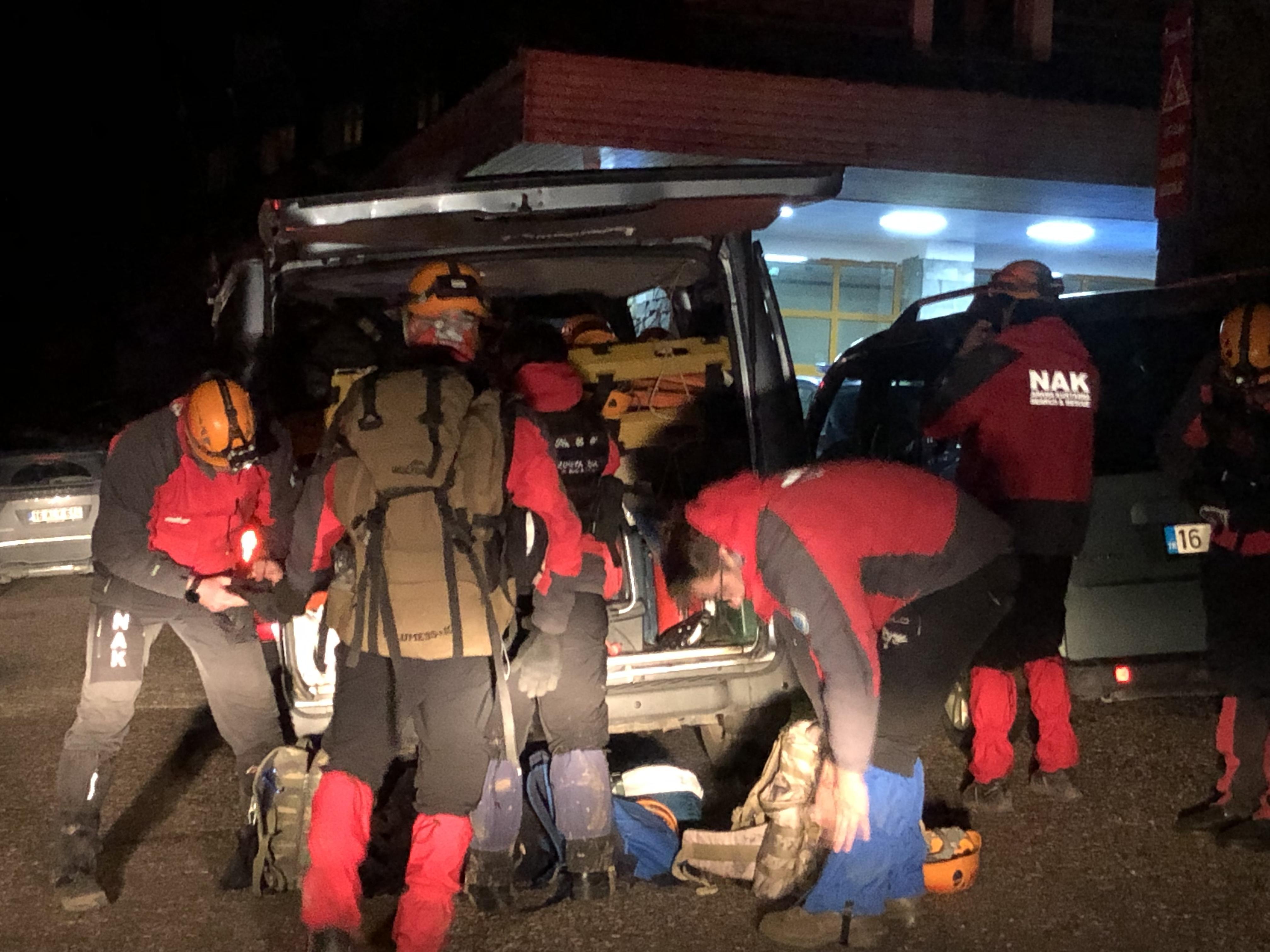 Uludağda mahsur kalan 3 amatör dağcıya 14 saat sonra ulaşıldı