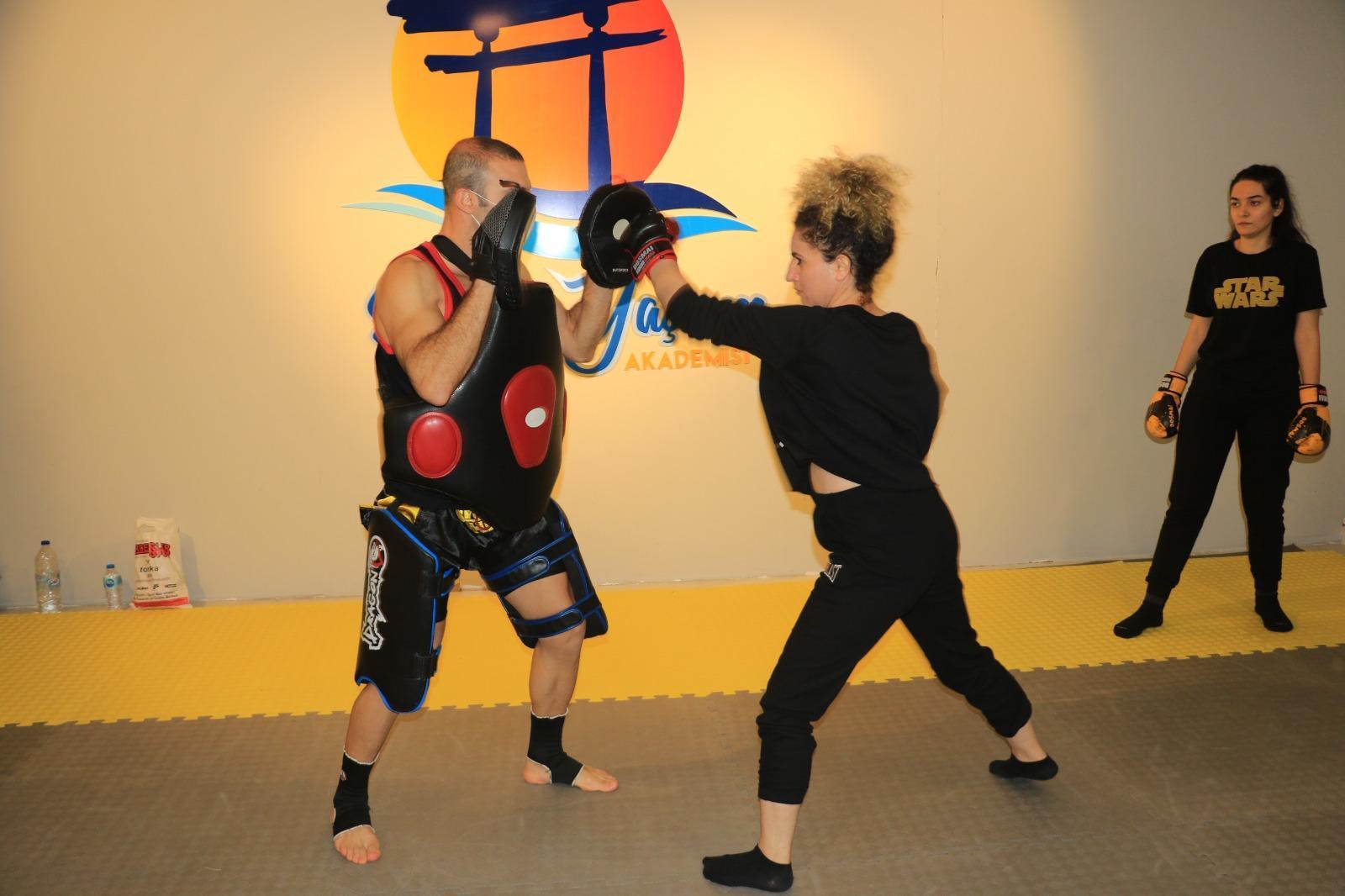 Sağlıkçı kadınlar, şiddete karşı savunma sporları öğreniyor