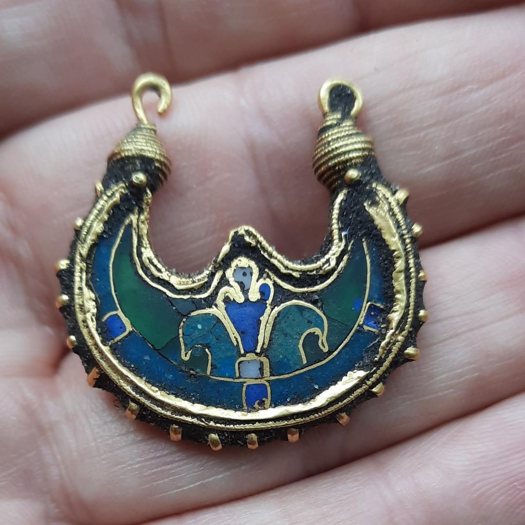 Danimarka’da Vikinglerden kalma altın küpe bulundu