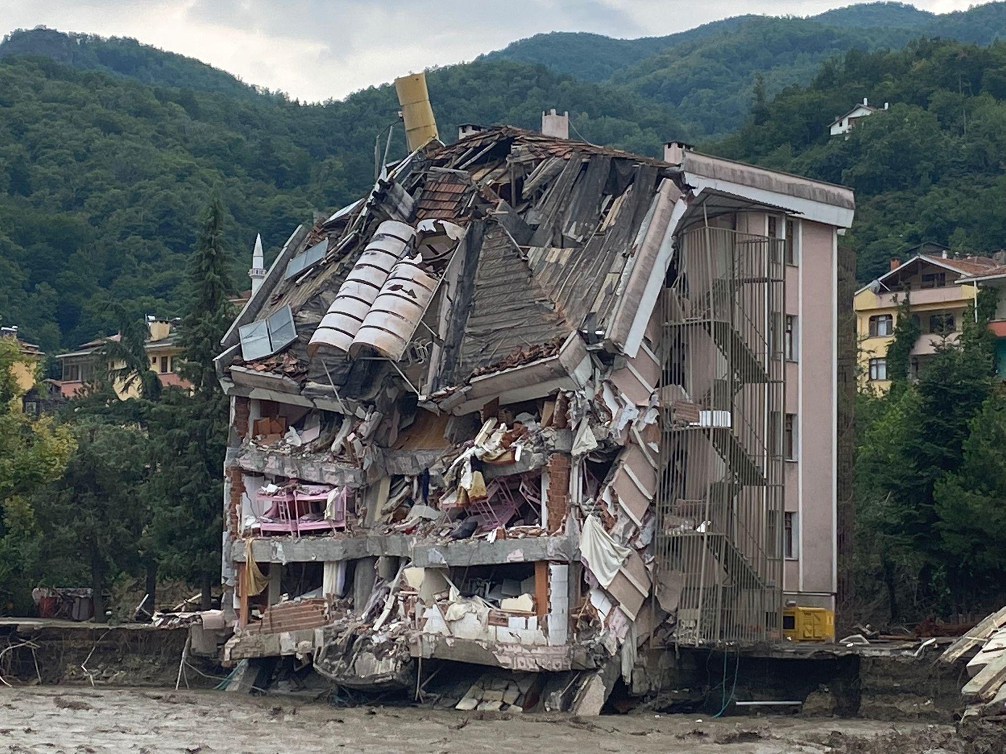 Kastamonu, Sinop ve Bartın’daki selde hayatını kaybedenlerin sayısı 17’ye yükseldi