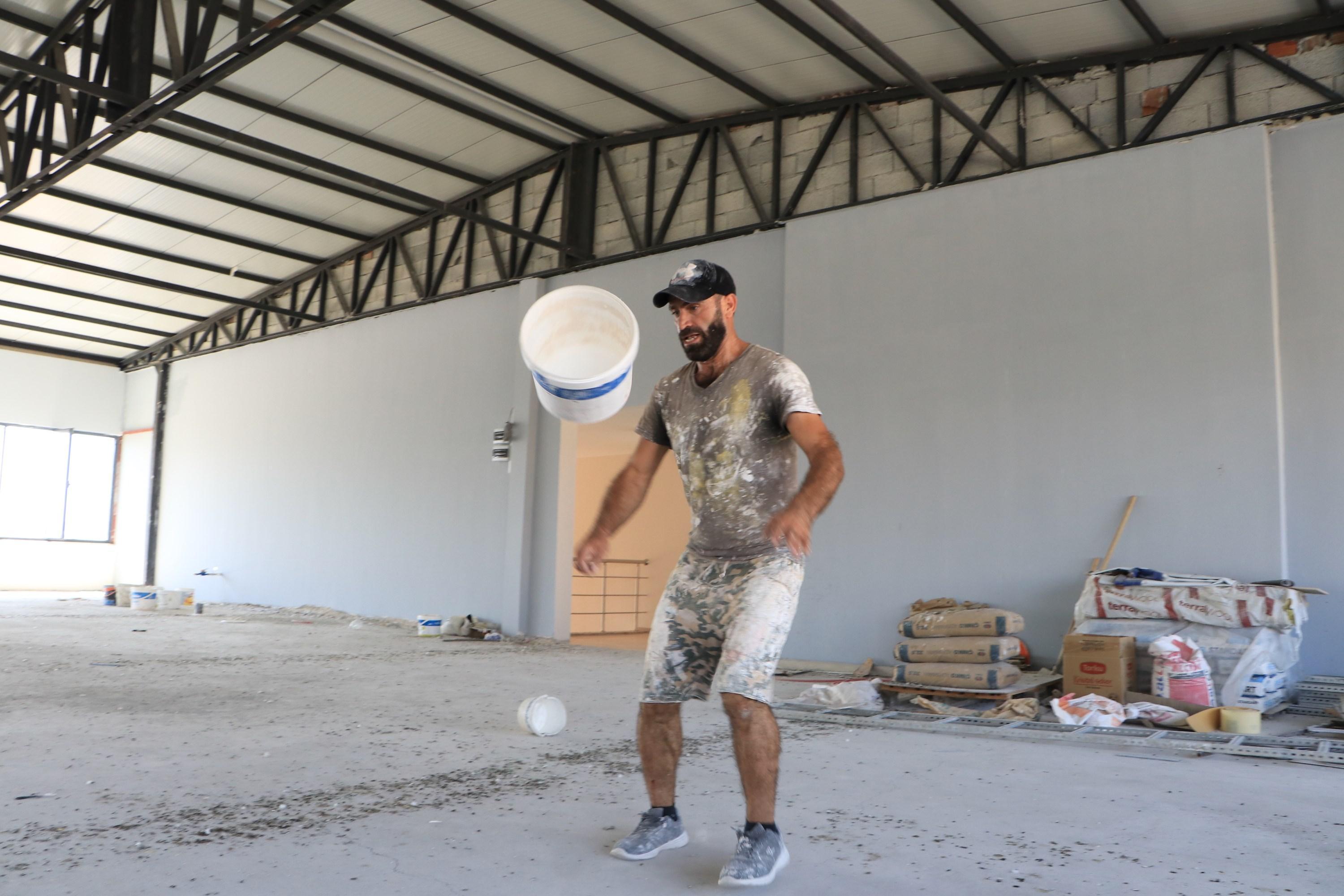 İnşaatta kova sektiren Urfalı Maradona, performansıyla etkiliyor