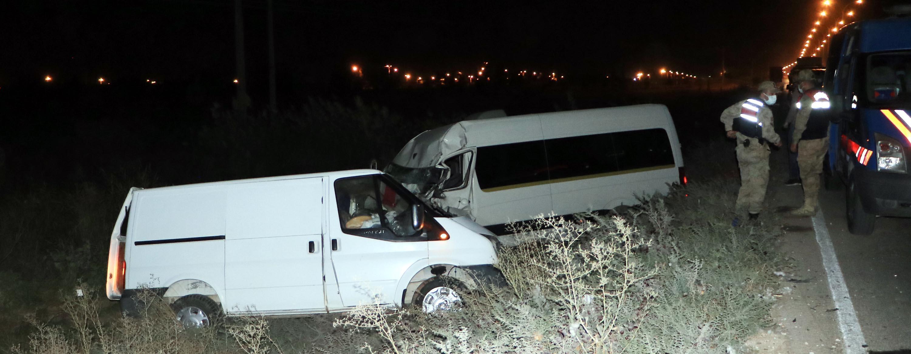 Şanlıurfa’da öğretmenlerin bulunduğu minibüs ile panelvan çarpıştı: 10 yaralı