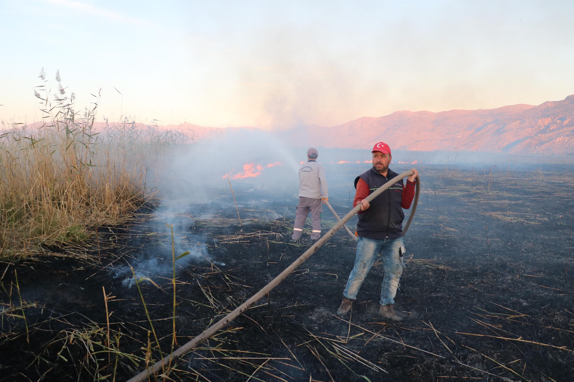 Karamık Gölünün kuruyan bölgesinde çıkan yangında bin dekarlık alan kül oldu