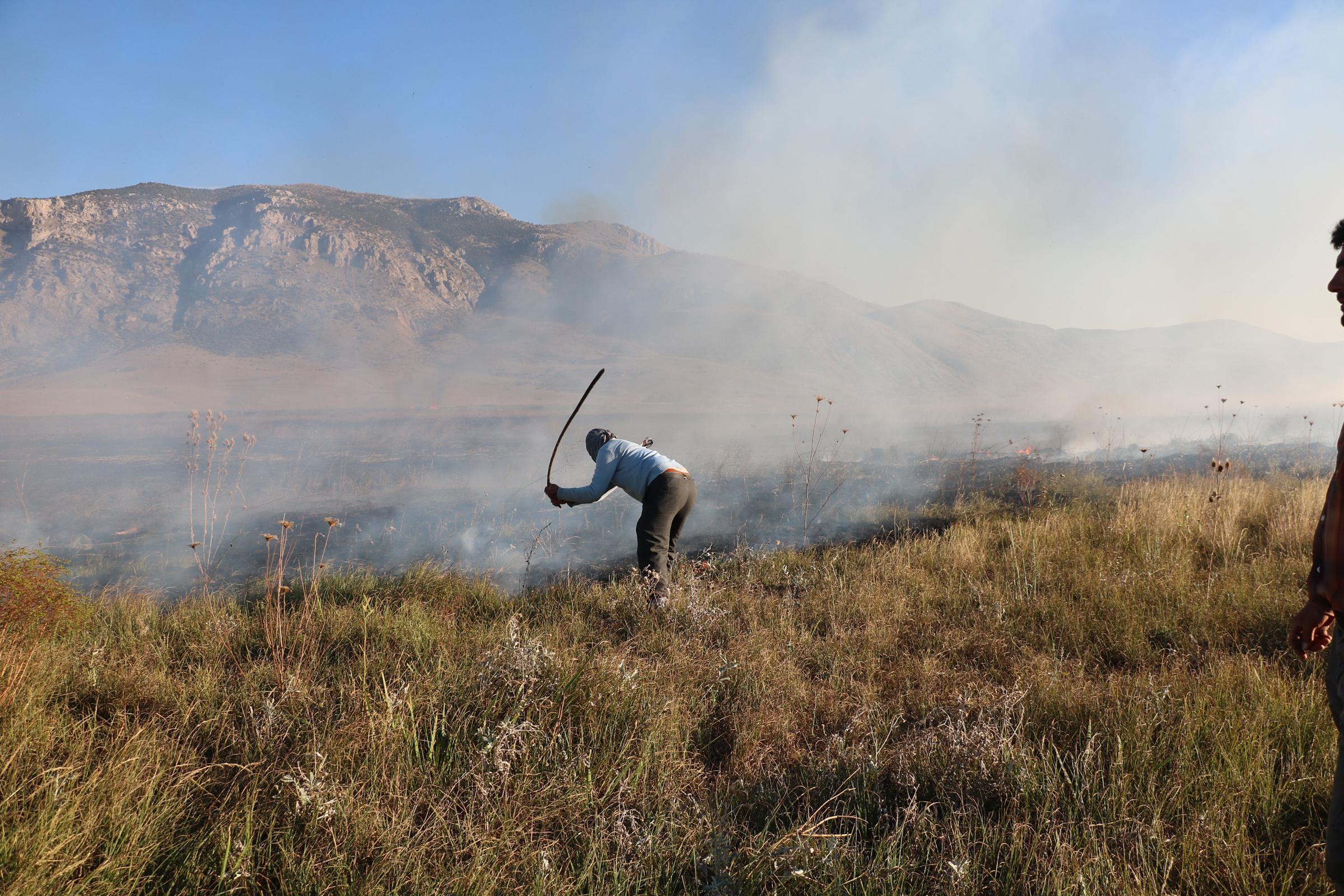 Karamık Gölünün kuruyan bölgesinde çıkan yangında bin dekarlık alan kül oldu