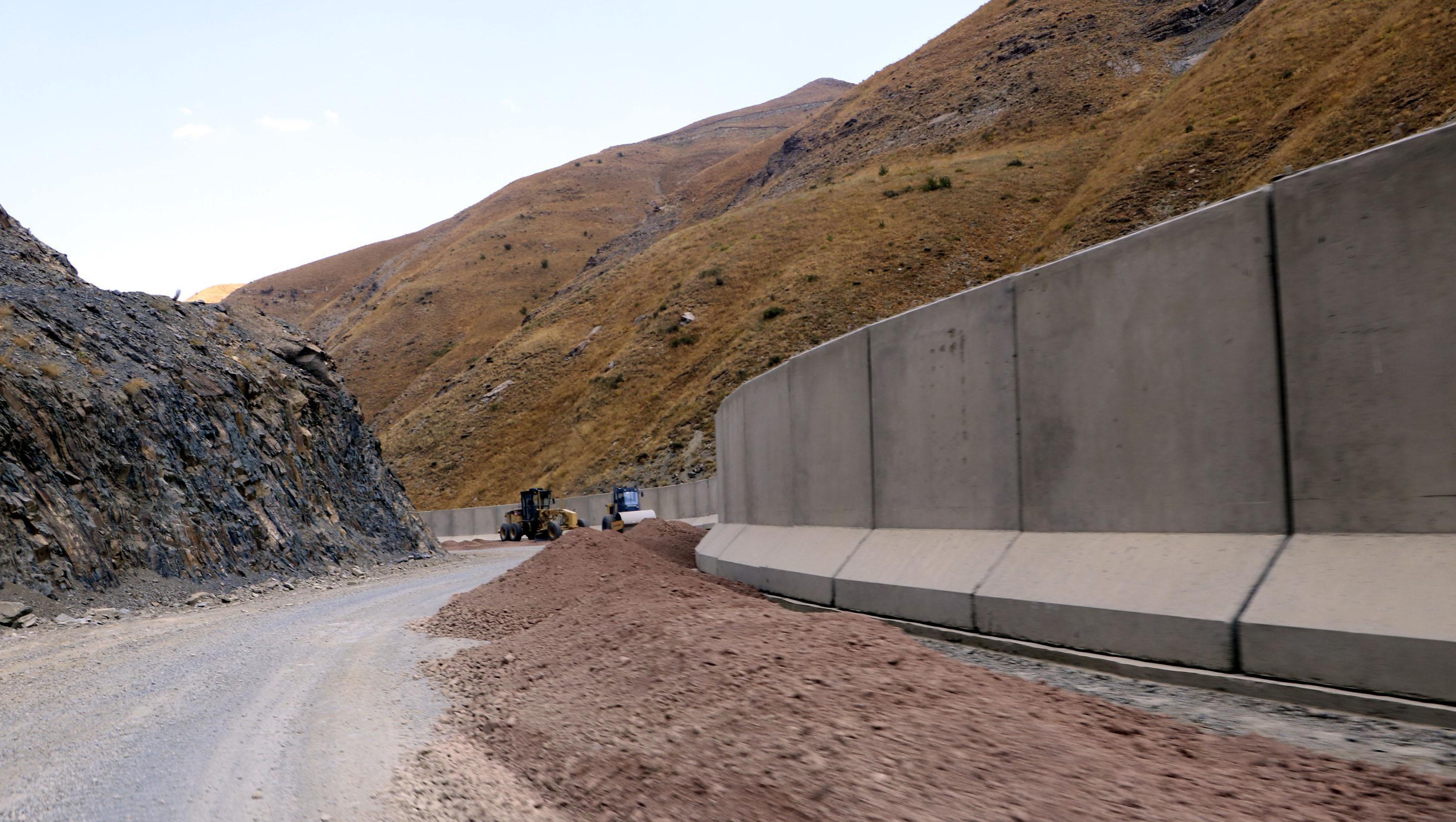 İran sınırına 43 kilometre beton duvar örüldü
