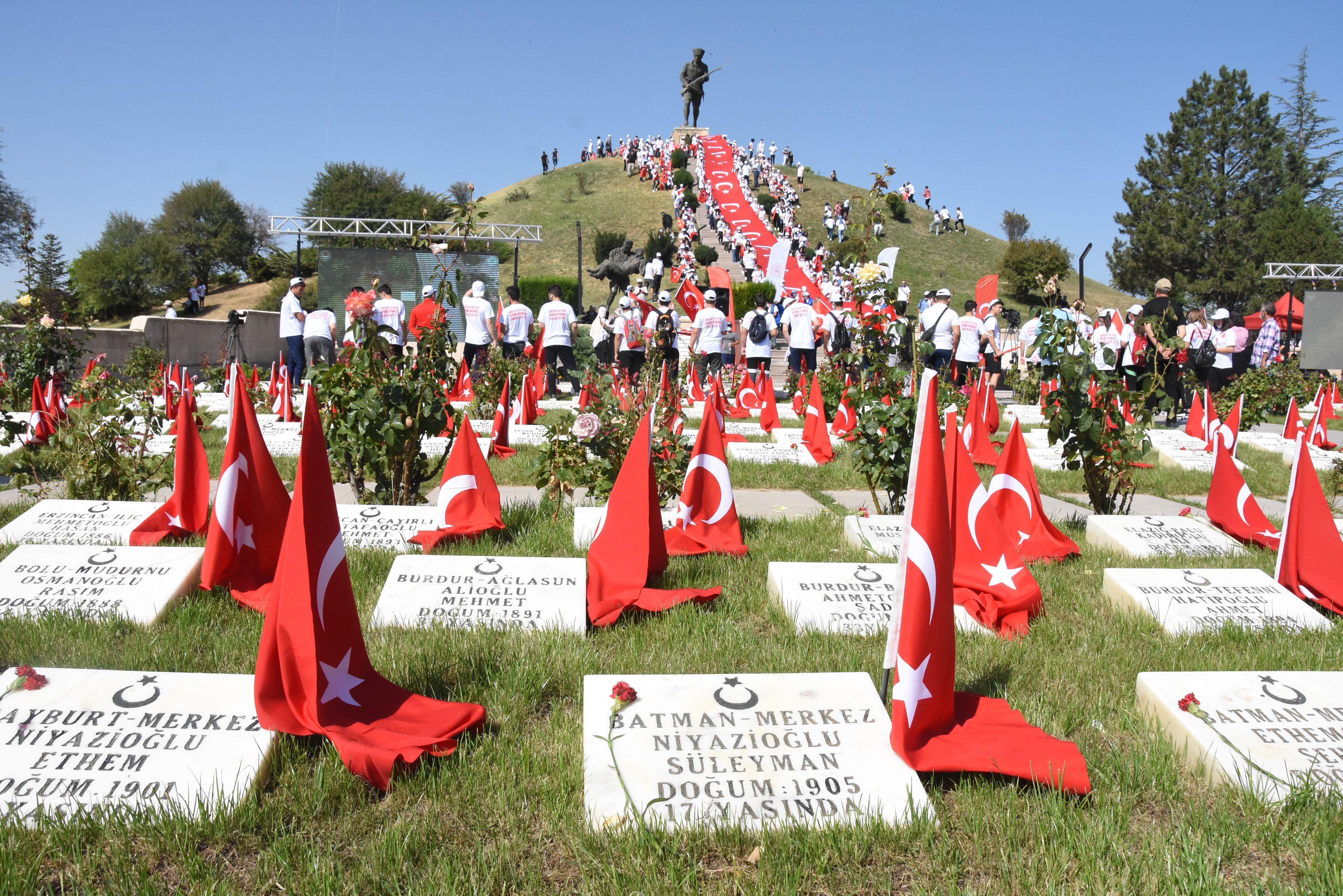 Zaferin yıl dönümünde Dumlupınar Şehitliğine ziyaretçi akını