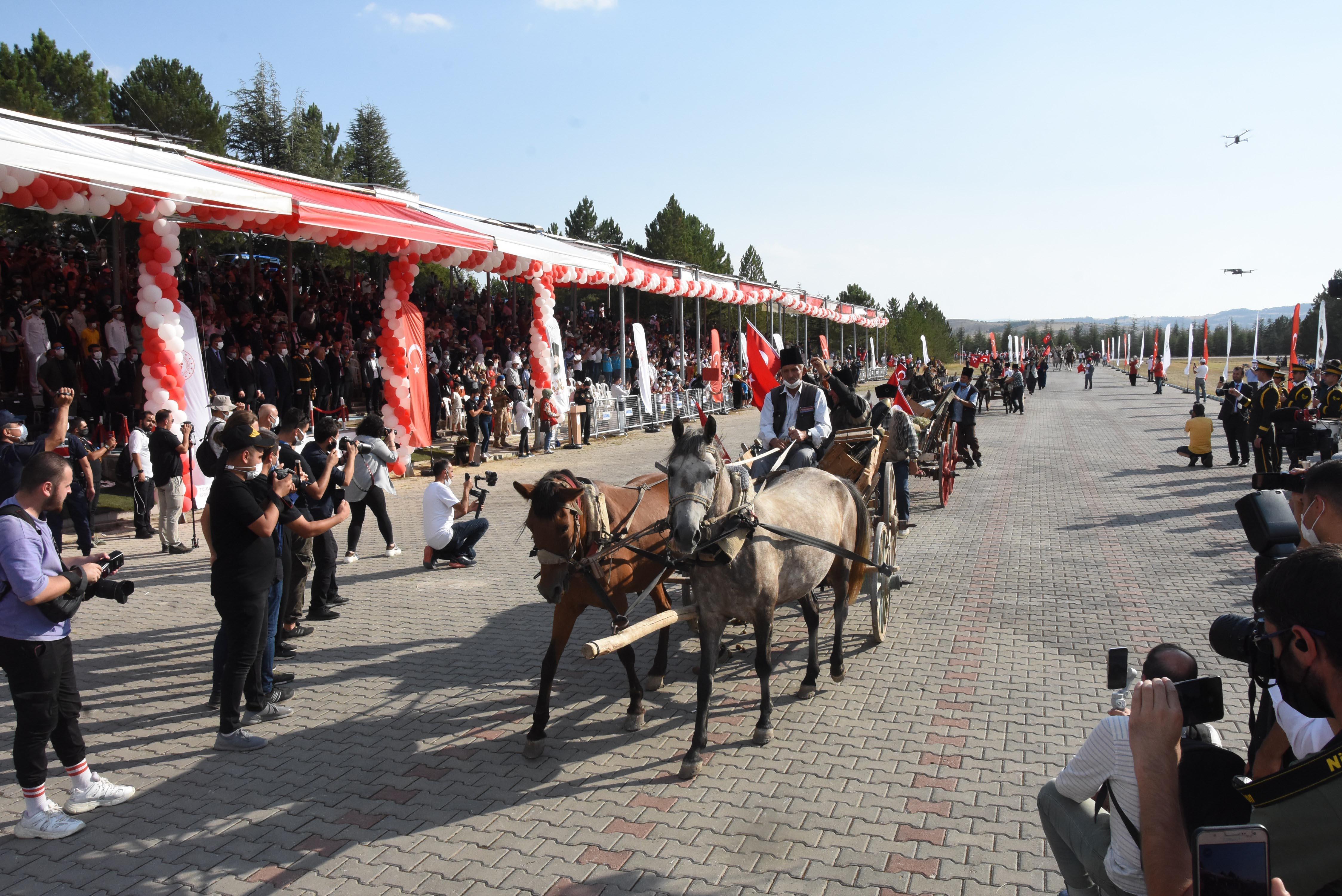 Zaferin yıl dönümünde Dumlupınar Şehitliğine ziyaretçi akını