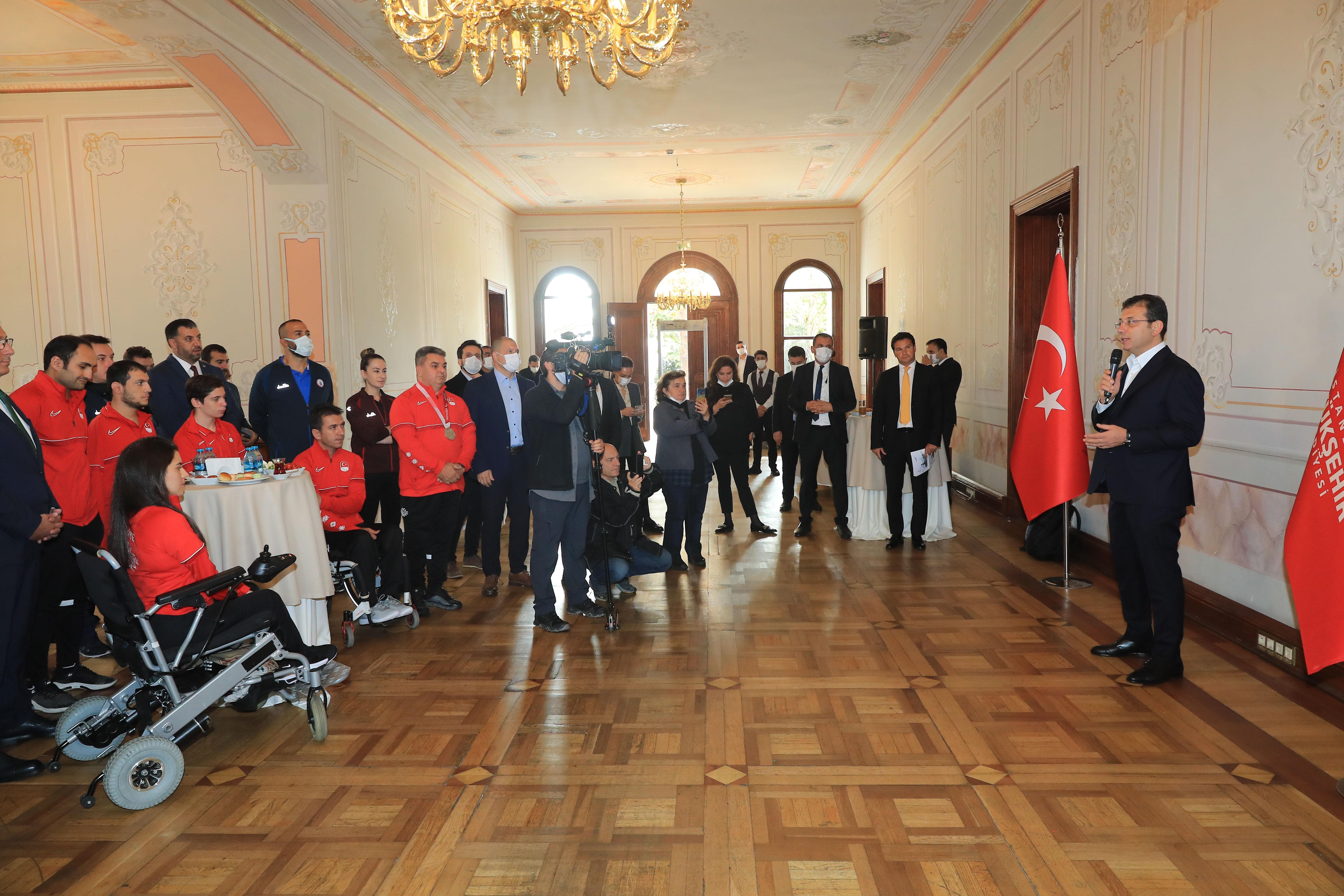 İBB Başkanı İmamoğlu, Tokyo 2020 Paralimpik Oyunlarına katılan sporcuları ağırladı