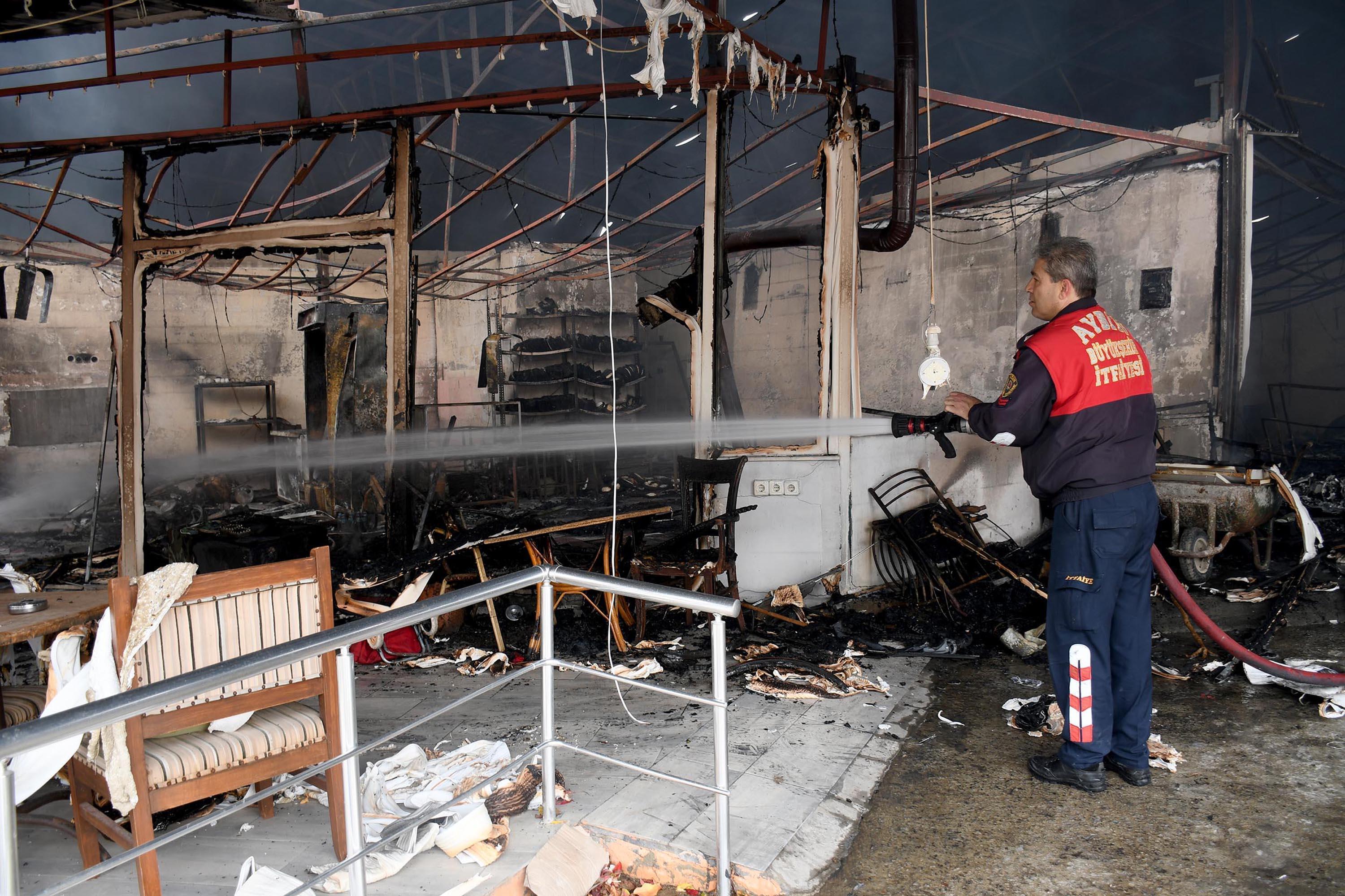 Prefabrik çarşıda çıkan yangında 46 iş yeri yandı