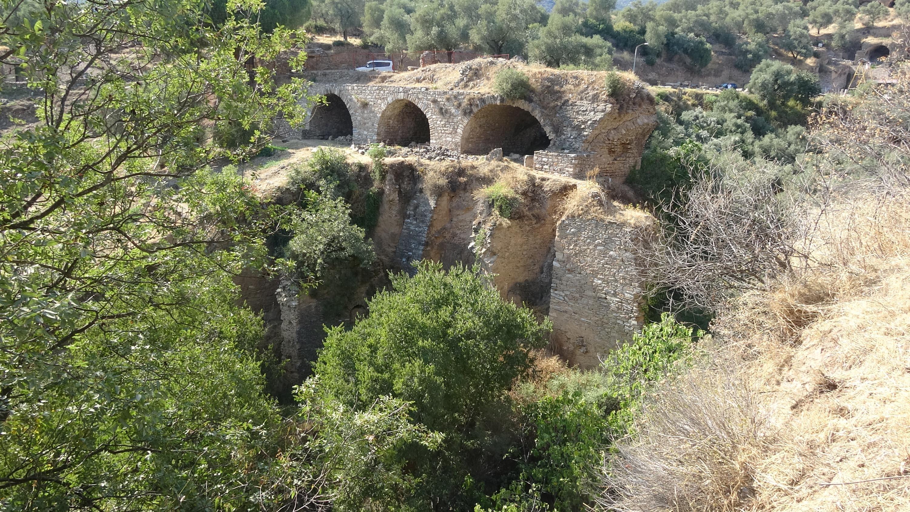 Nysa Antik Kentinde 1800 yıllık stadyum çeşmesi bulundu