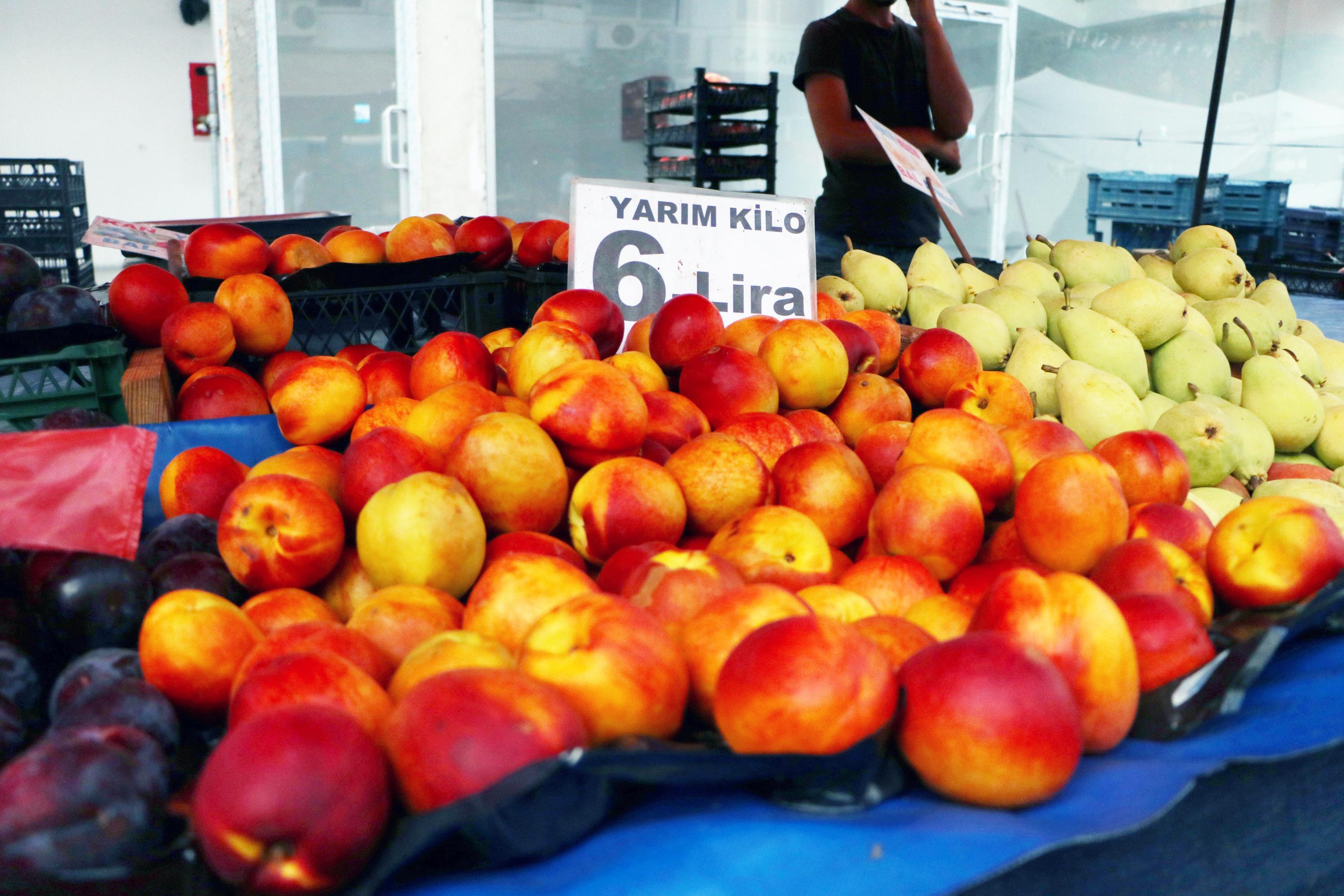 Bahçede kilosu 5 lira olan şeftali ve nektarin markette 18 lira